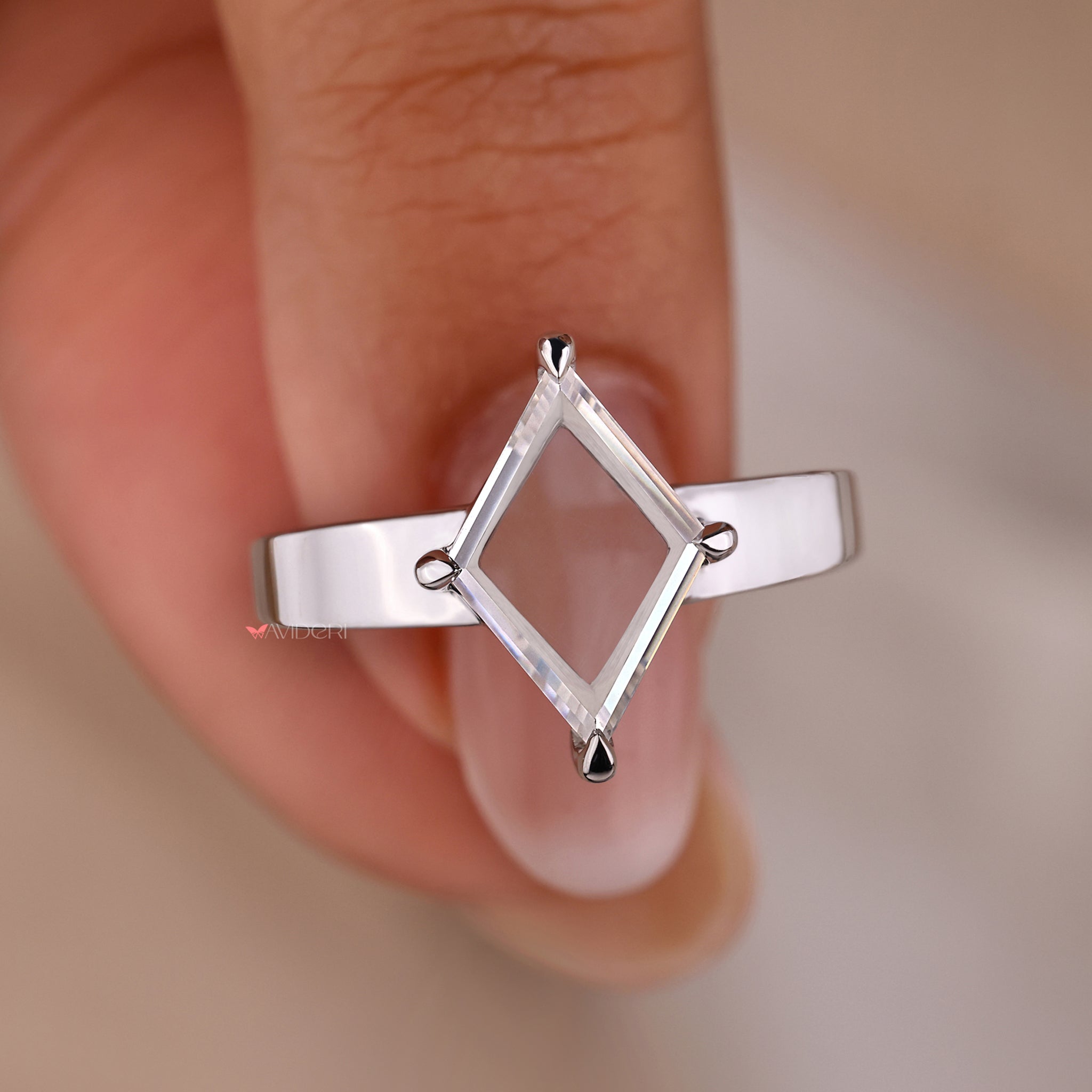 Compass prong ring in white gold with a brilliant solitaire diamond at its centre.