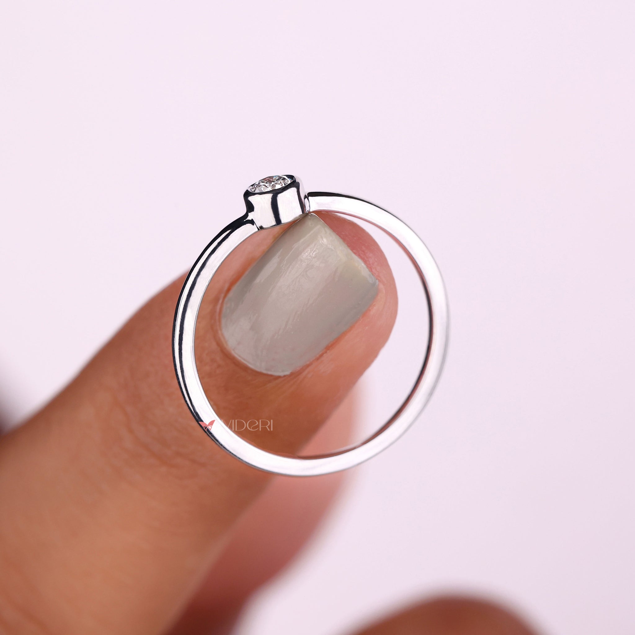 Round cut diamond ring with solitaire ring settings for a classic and sophisticated design.