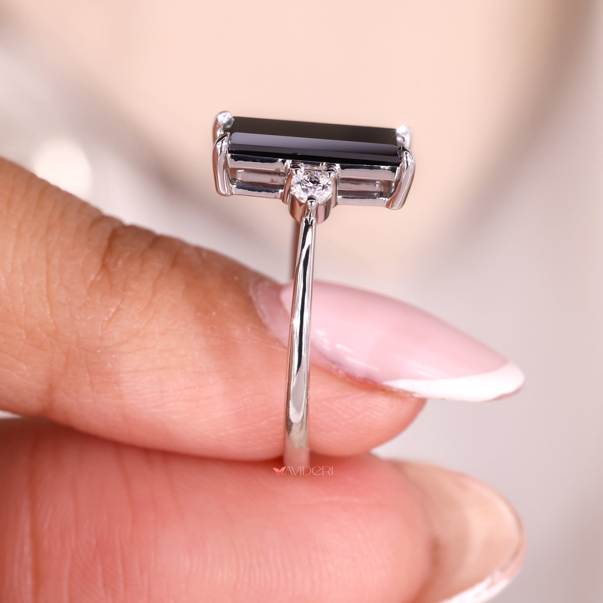 White gold ring with delicate prong details