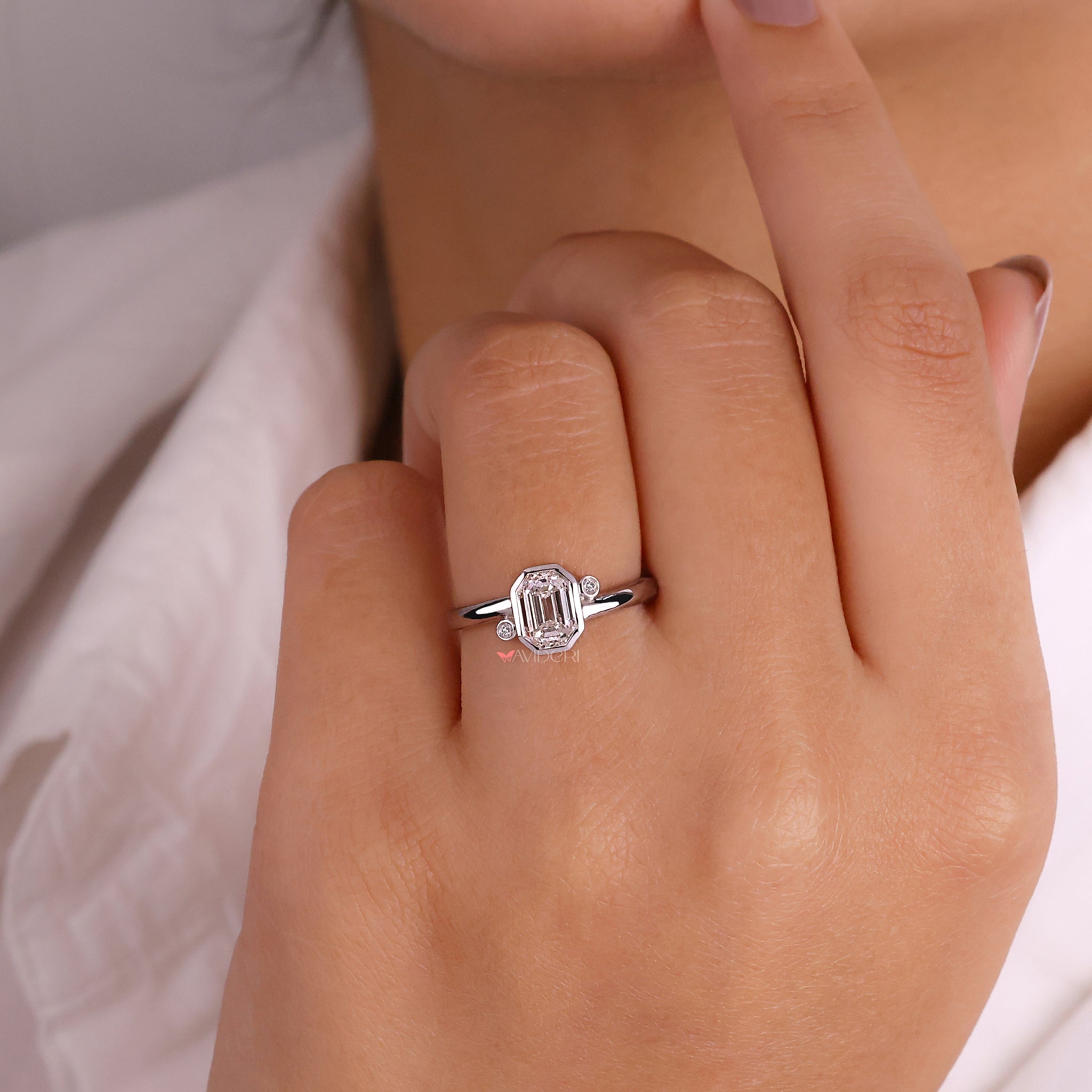 A dazzling round diamond ring, perfect for any occasion.