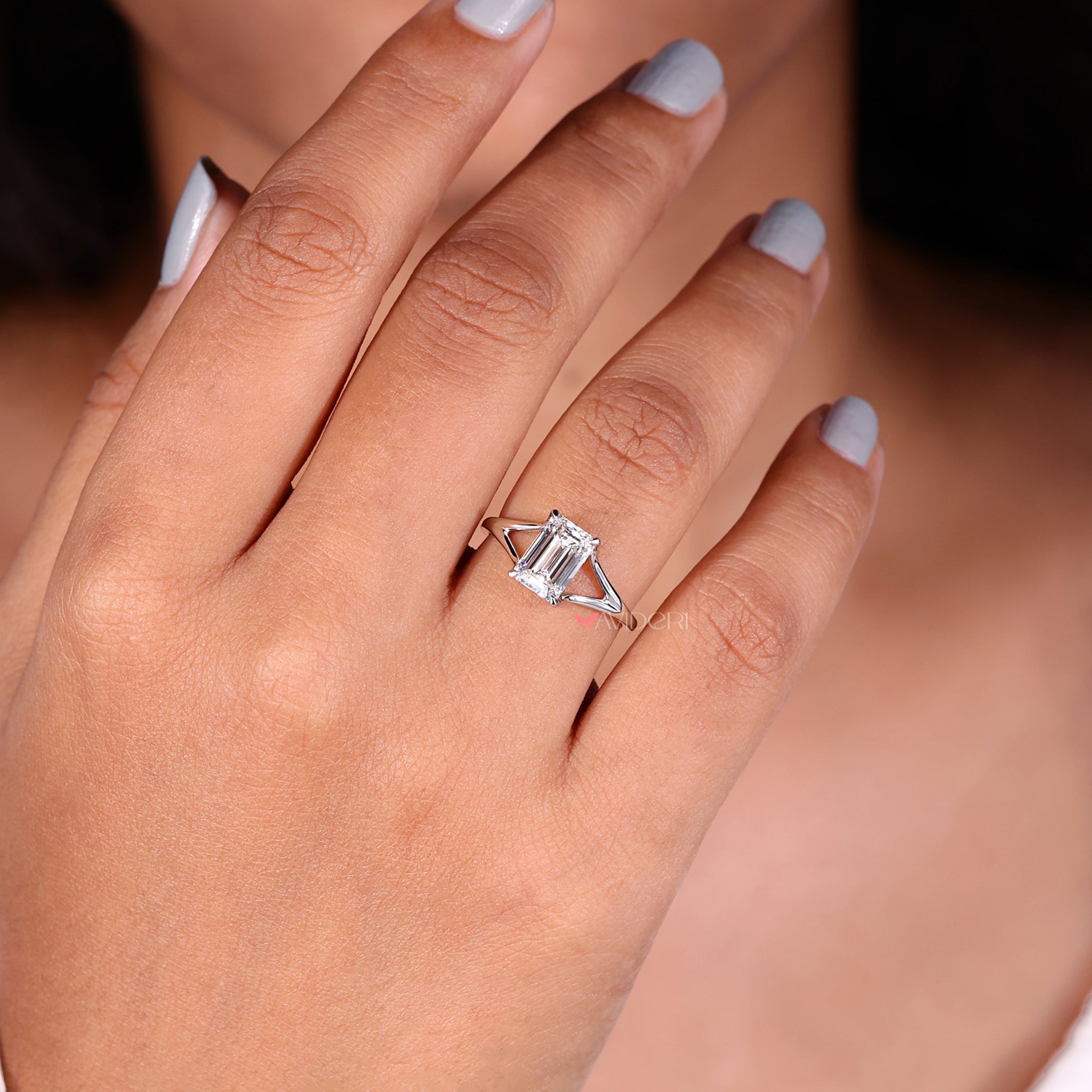 Avideri engagement ring featuring an emerald solitaire ring with a classic split shank diamond ring design.