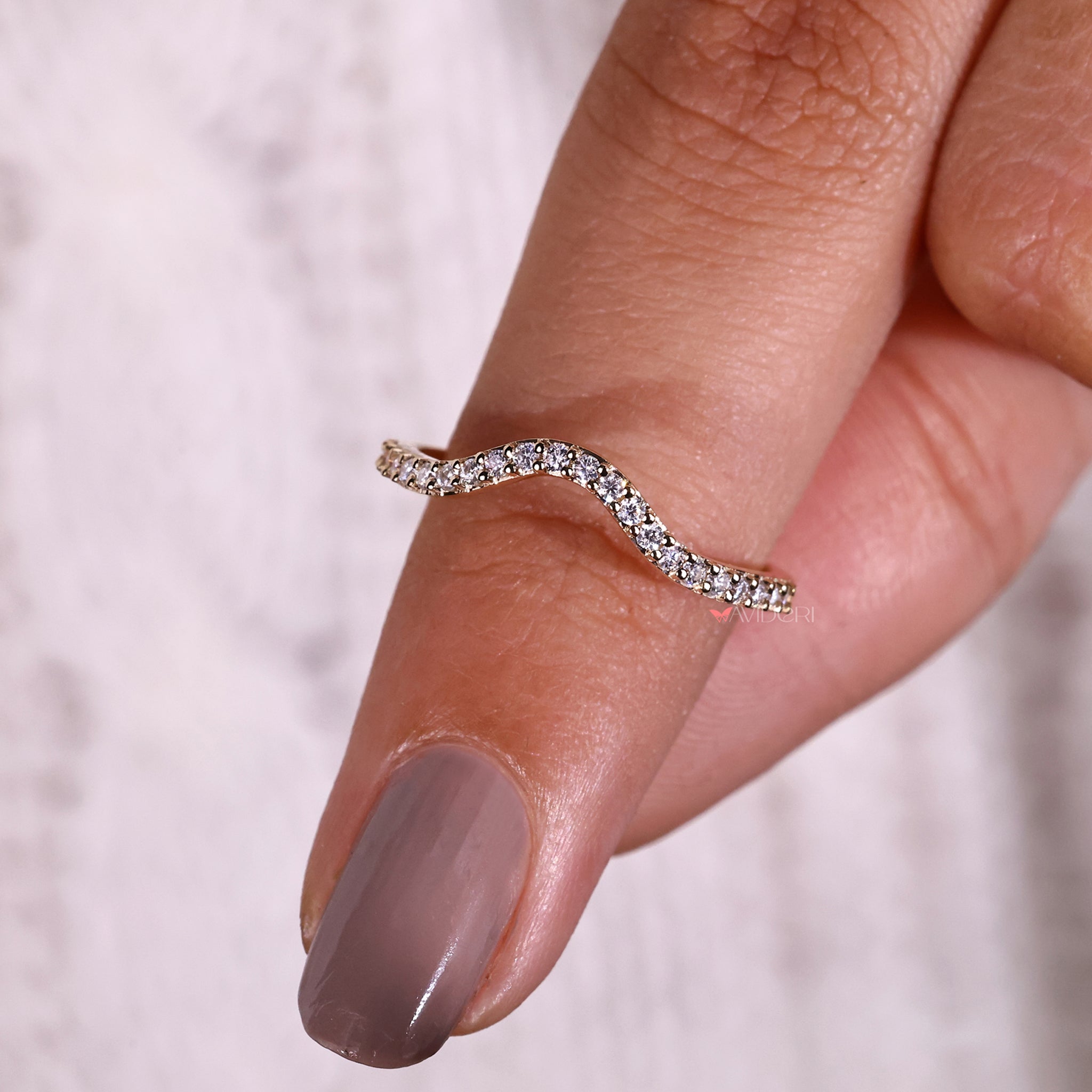 Luxurious Avideri band featuring beautiful diamonds and intricate design.