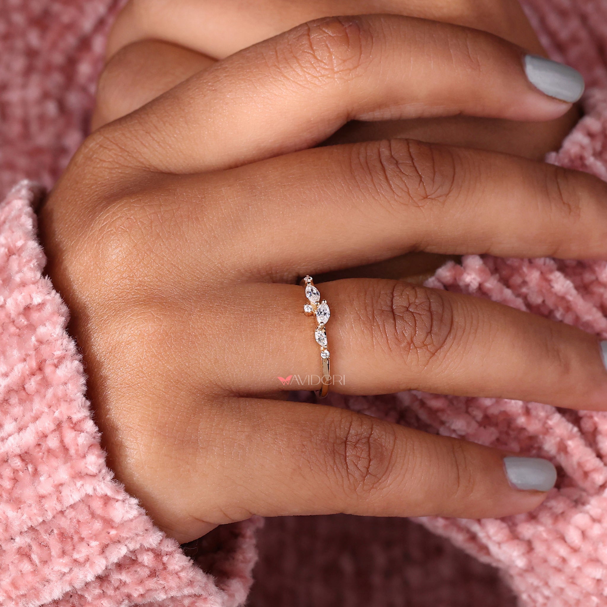 Ensemble band with a blend of stunning diamonds.