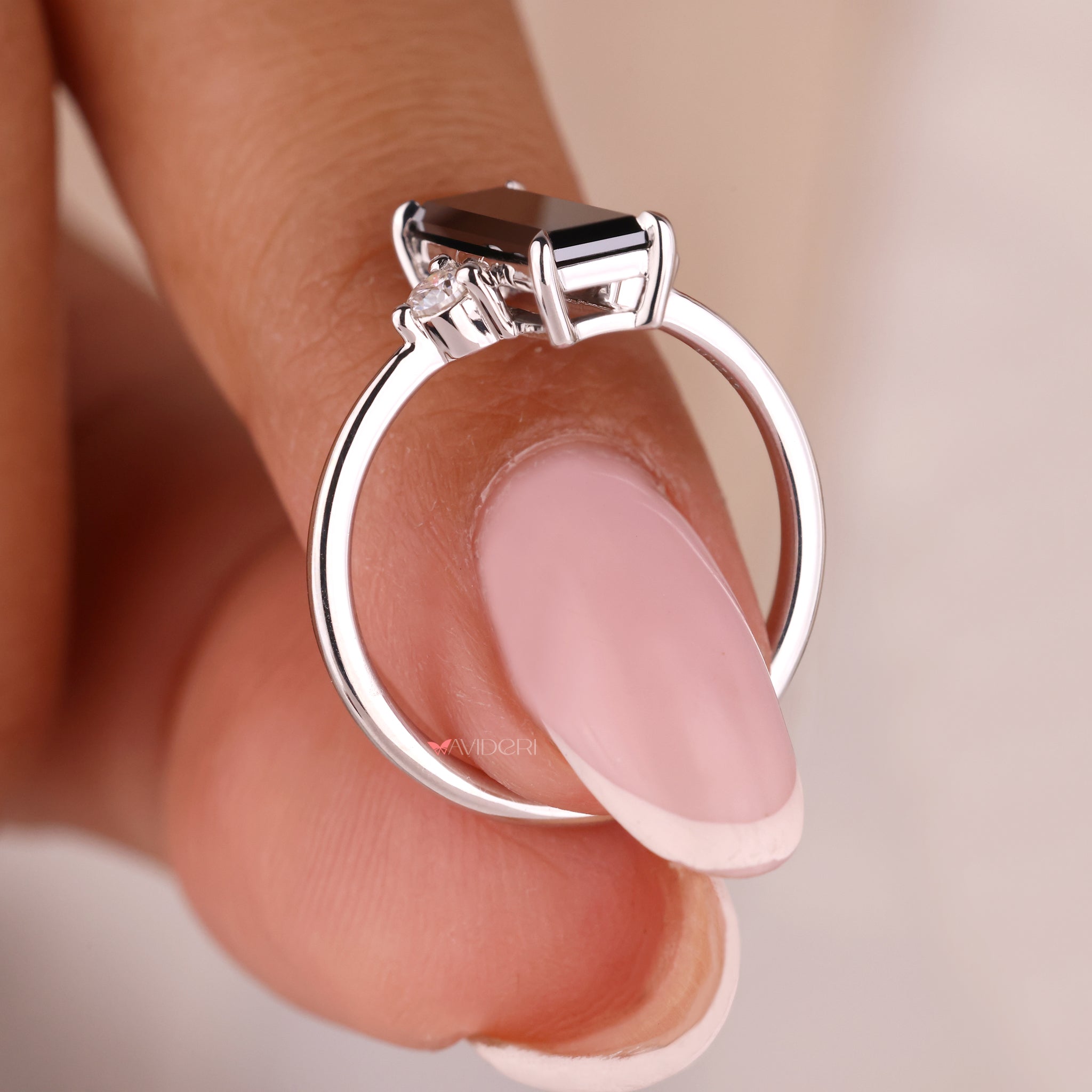 Round cut ring in a timeless white gold setting