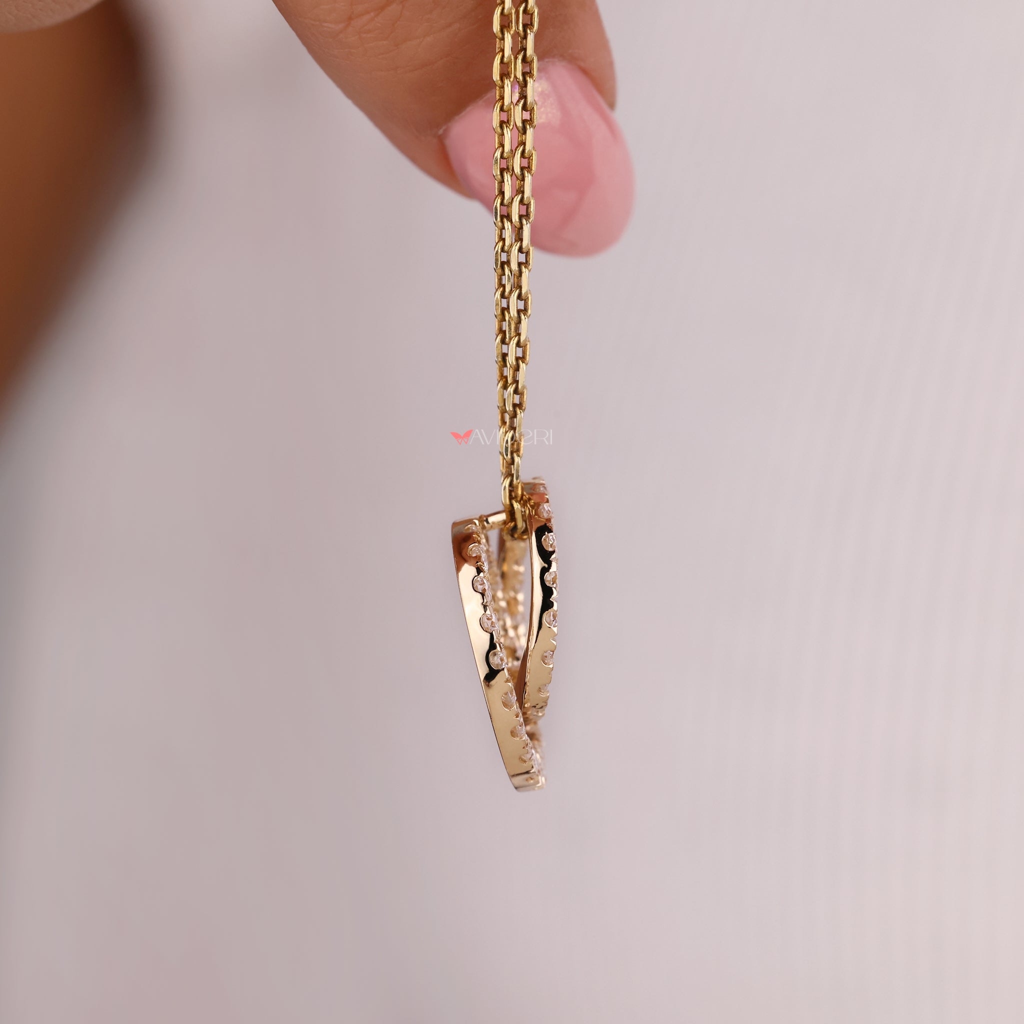 Yellow gold pendant with a round diamond pendant for timeless beauty.