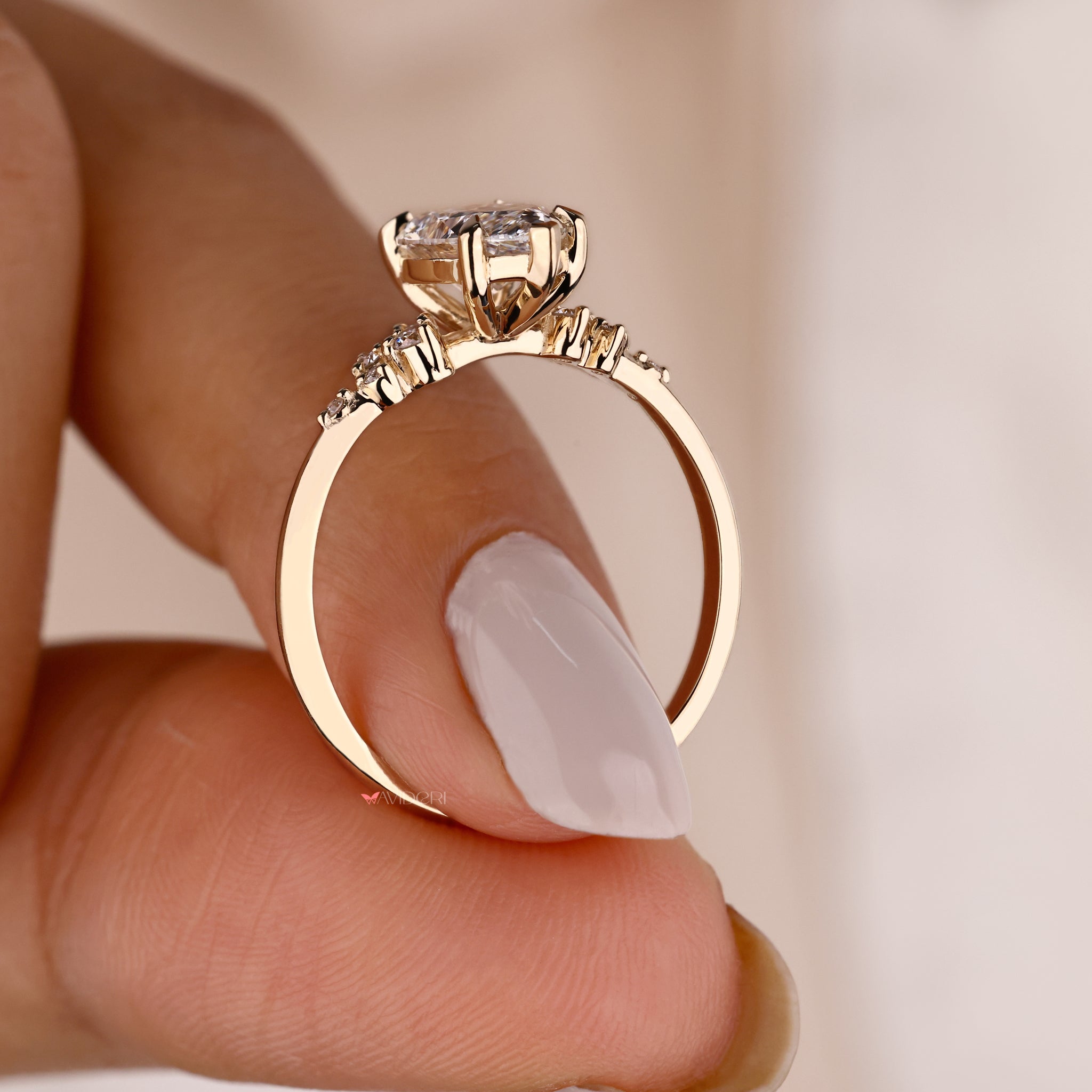 Pear shaped diamond ring in yellow gold.