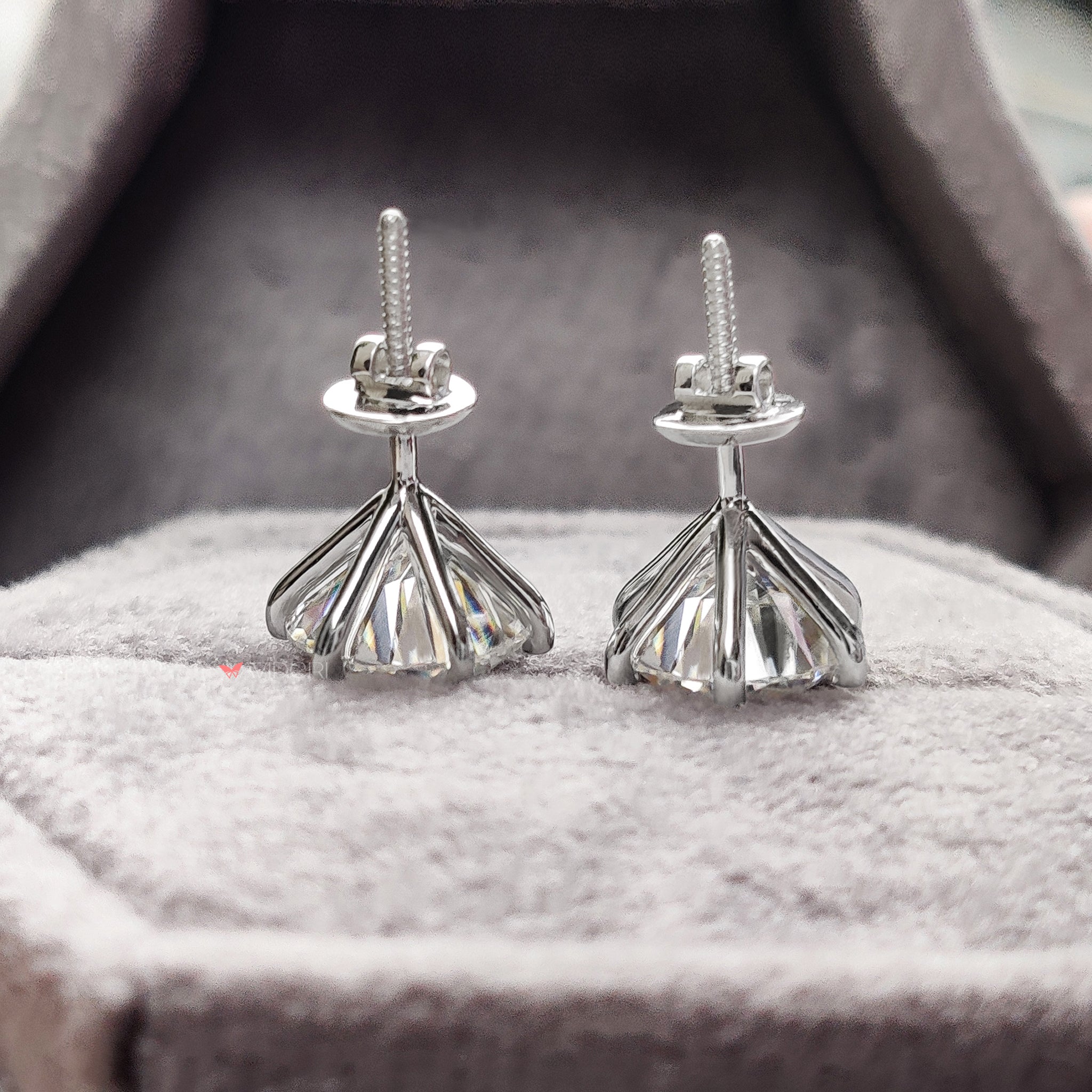 The white gold earrings offer a polished, refined finish.