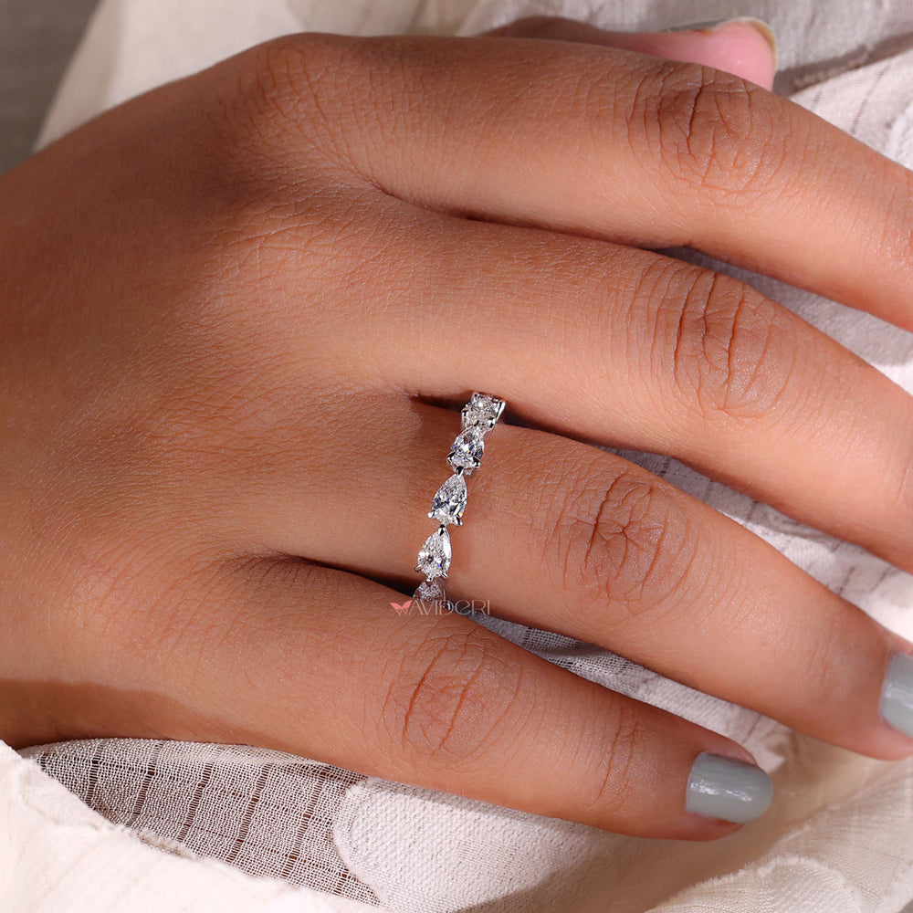 Avideri band featuring high-quality diamonds.
