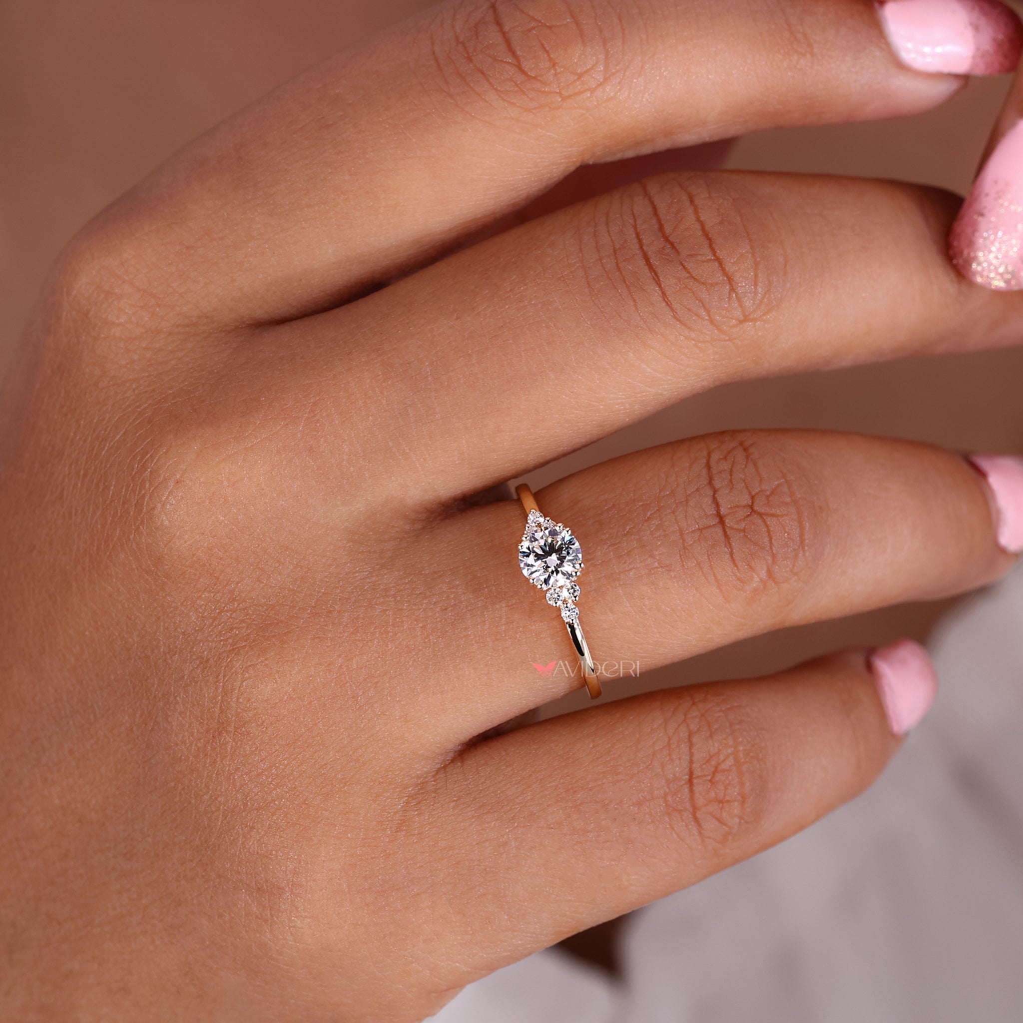 Avideri Ring featuring lab created diamonds and igi certified stones in a round brilliant cut for timeless beauty.
