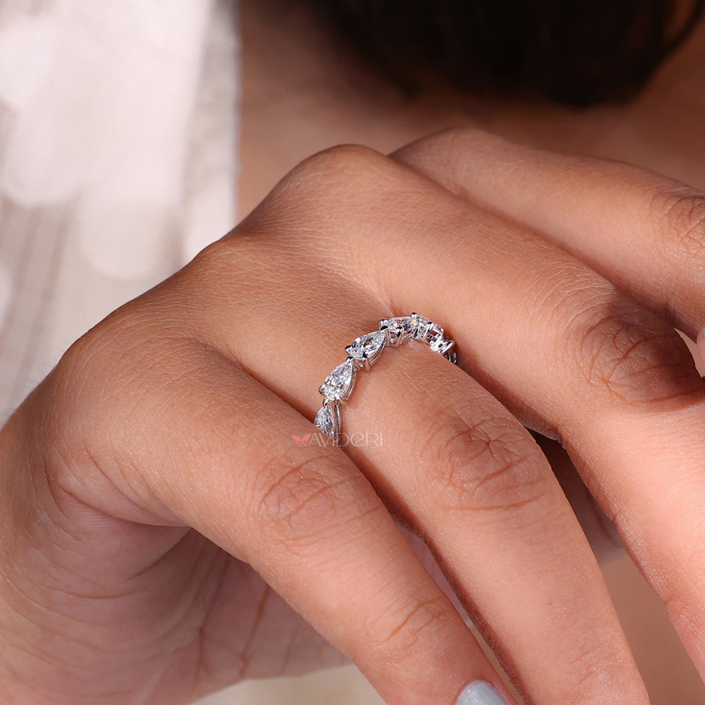 Full eternity band with sparkling round diamonds.
