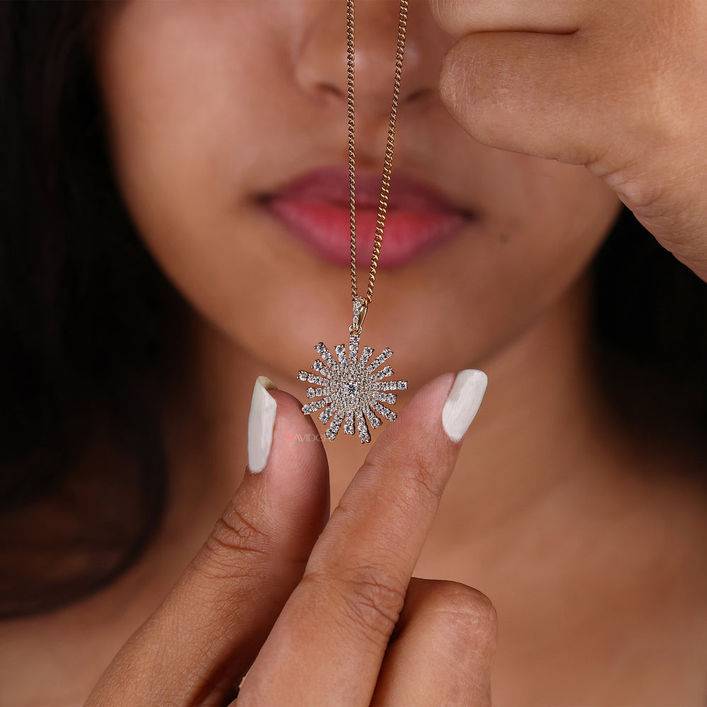 Round cut pendant with a classic, clean style.