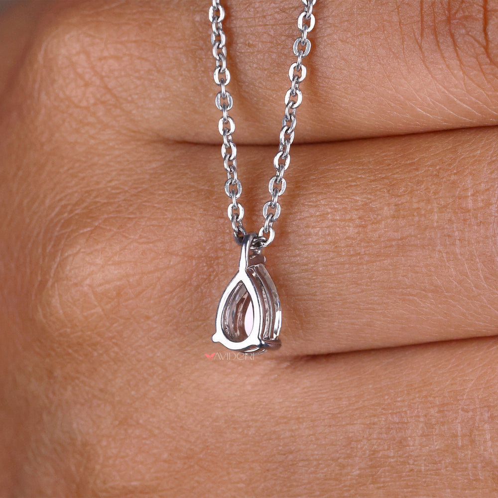 Solitaire pendant featuring a brilliant design, ideal for adding elegance to any outfit.