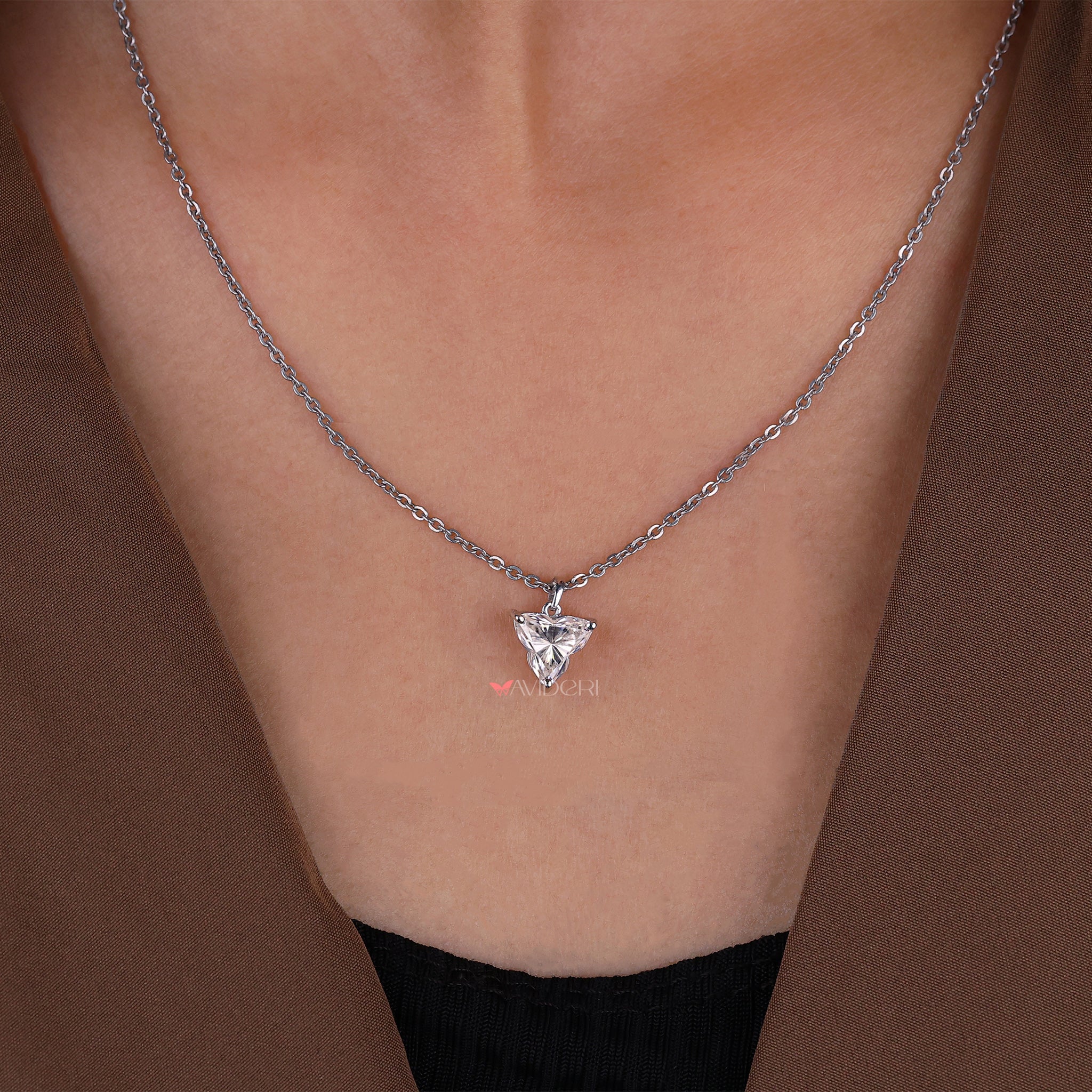White gold pendant with a sleek, refined design, perfect for everyday wear or special occasions.