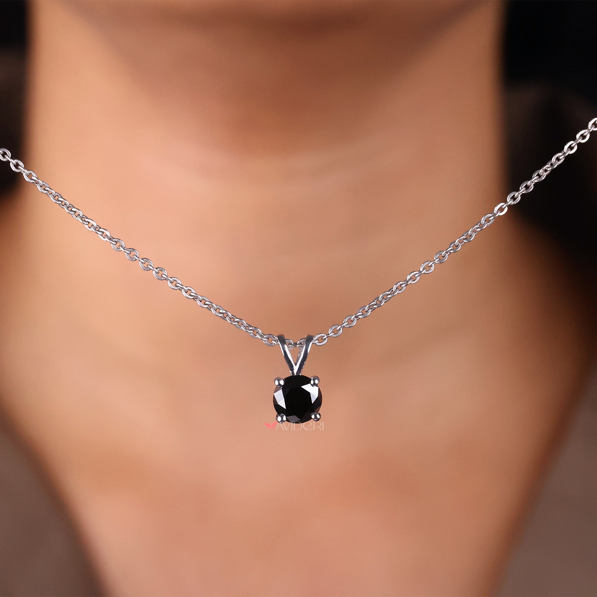 White gold pendant with a round cut pendant design for added elegance.