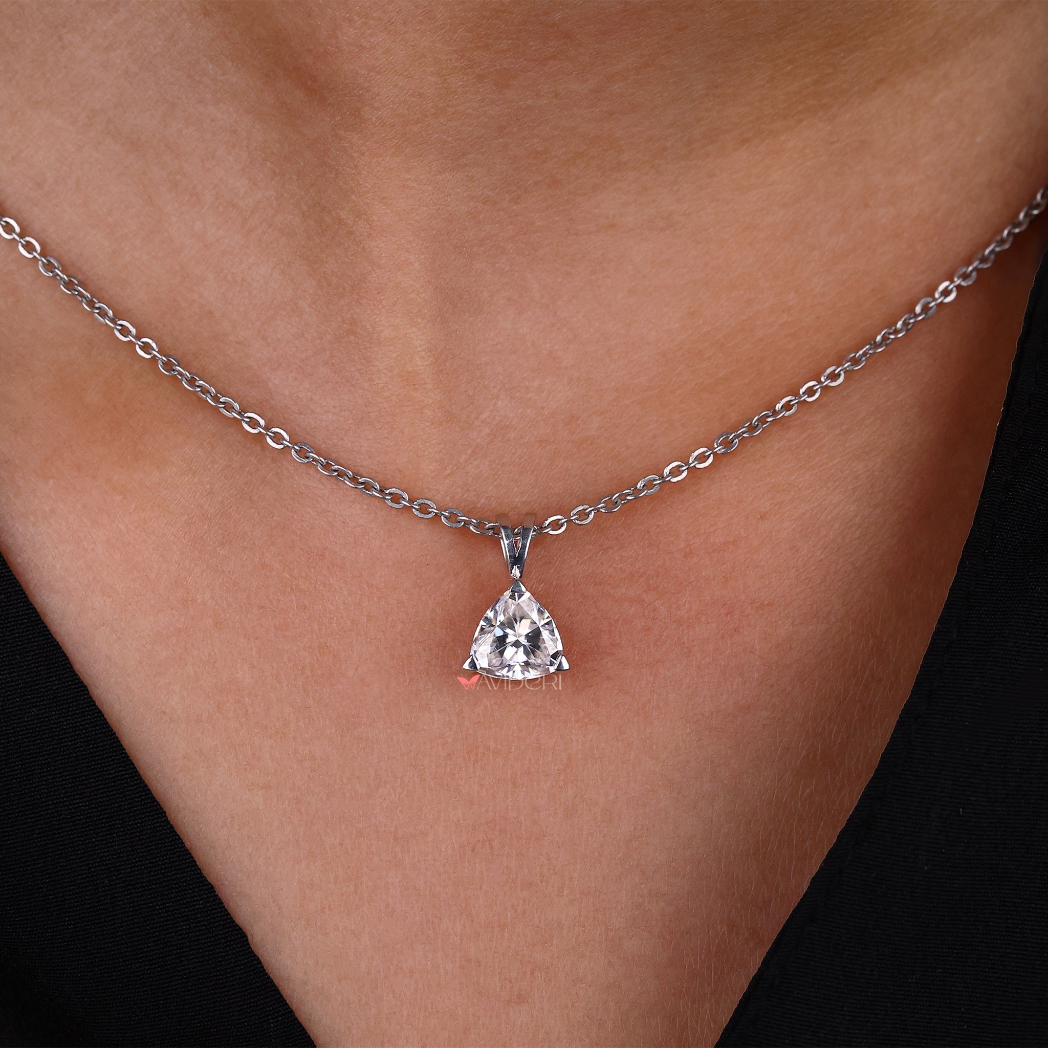 Three Prongs Setting pendant, showcasing a minimalist design with a secure, elegant setting.