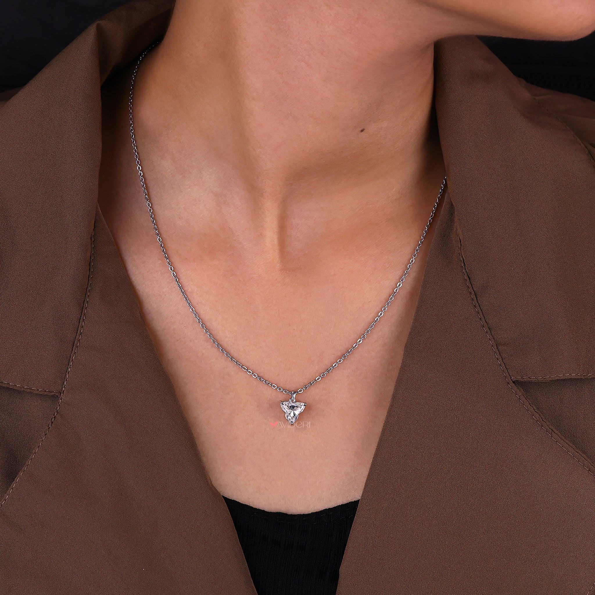 Unique pendant with a stunning design, featuring a beautiful gemstone to enhance any outfit.