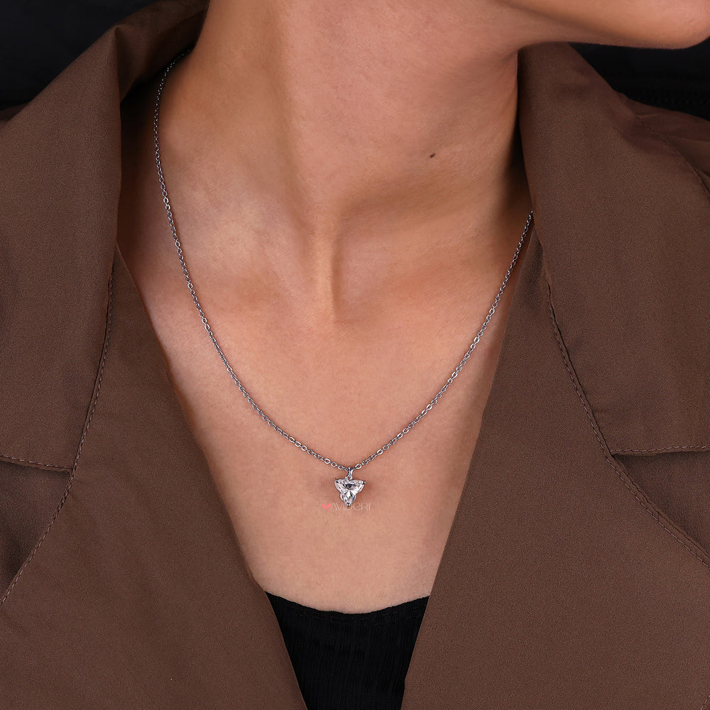 Unique pendant with a stunning design, featuring a beautiful gemstone to enhance any outfit.