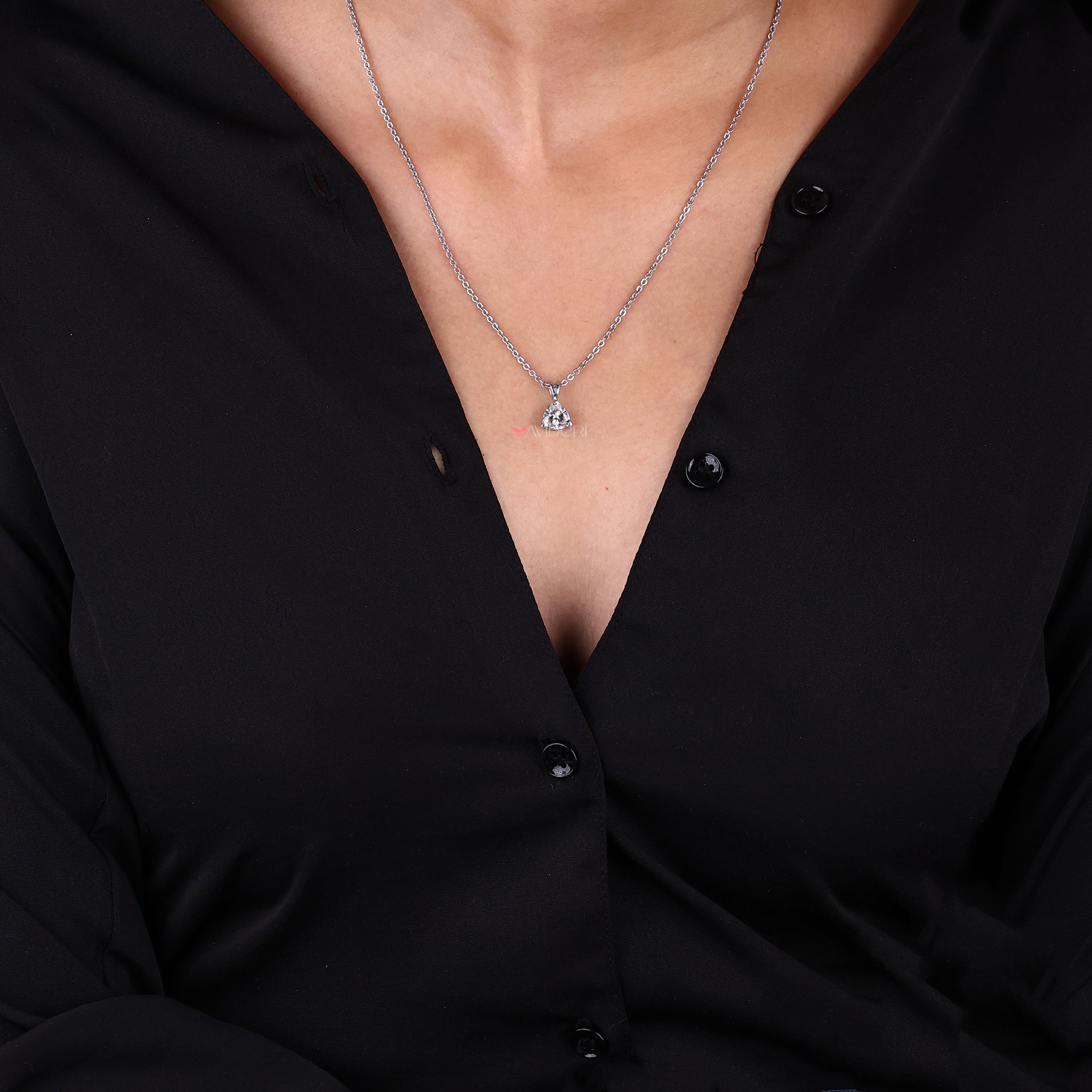 Gift for her, a stunning pendant that symbolizes affection and beauty, making the perfect present.