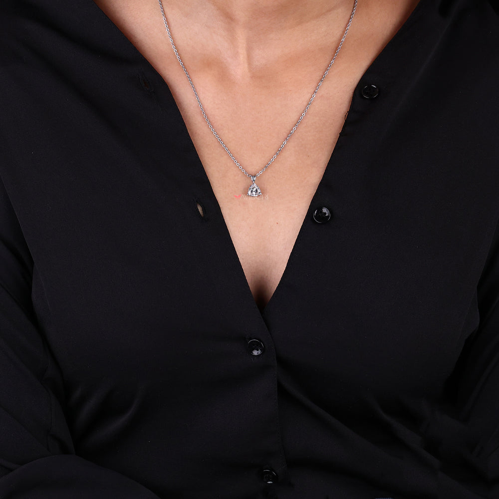 Gift for her, a stunning pendant that symbolizes affection and beauty, making the perfect present.