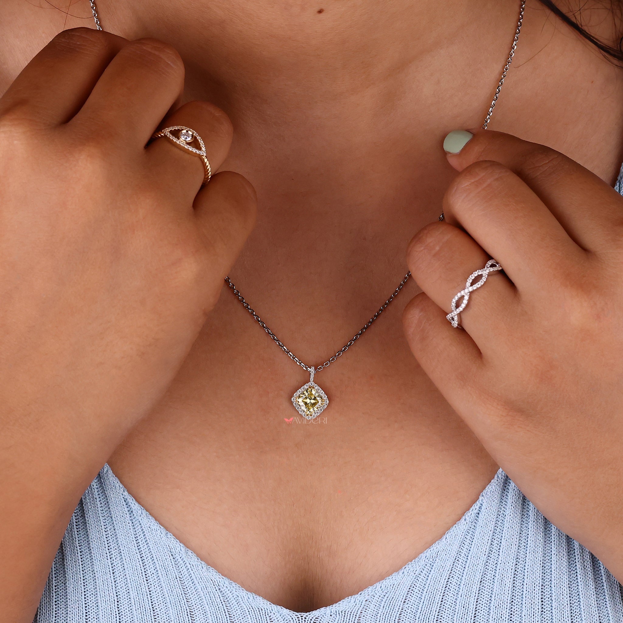 Double claw prong setting offering secure and stylish stone placement.