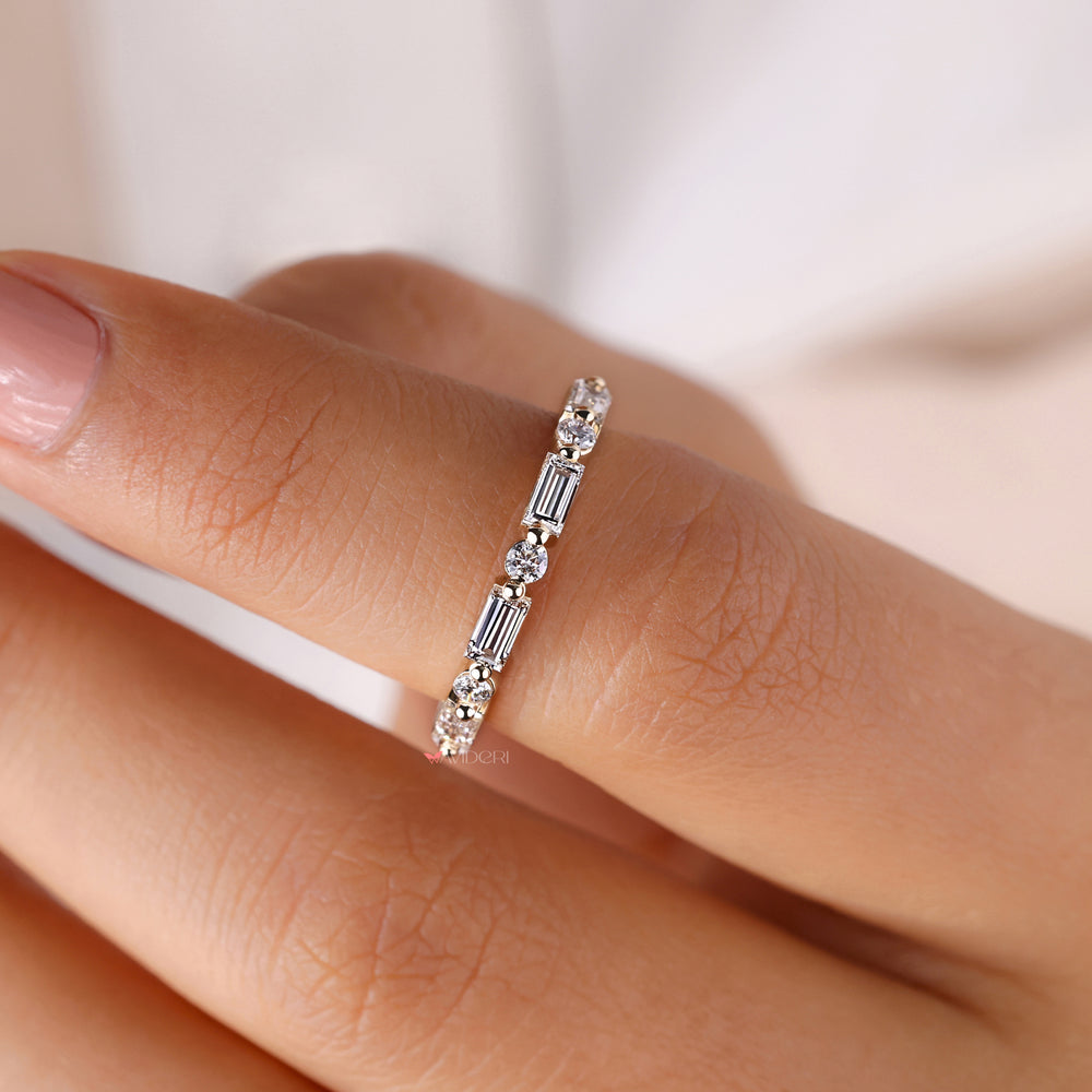 Diamond wedding band with baguette and round cuts.
