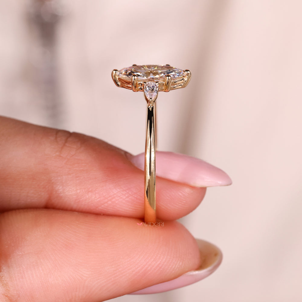 Pear cut diamond set in a dazzling design.
