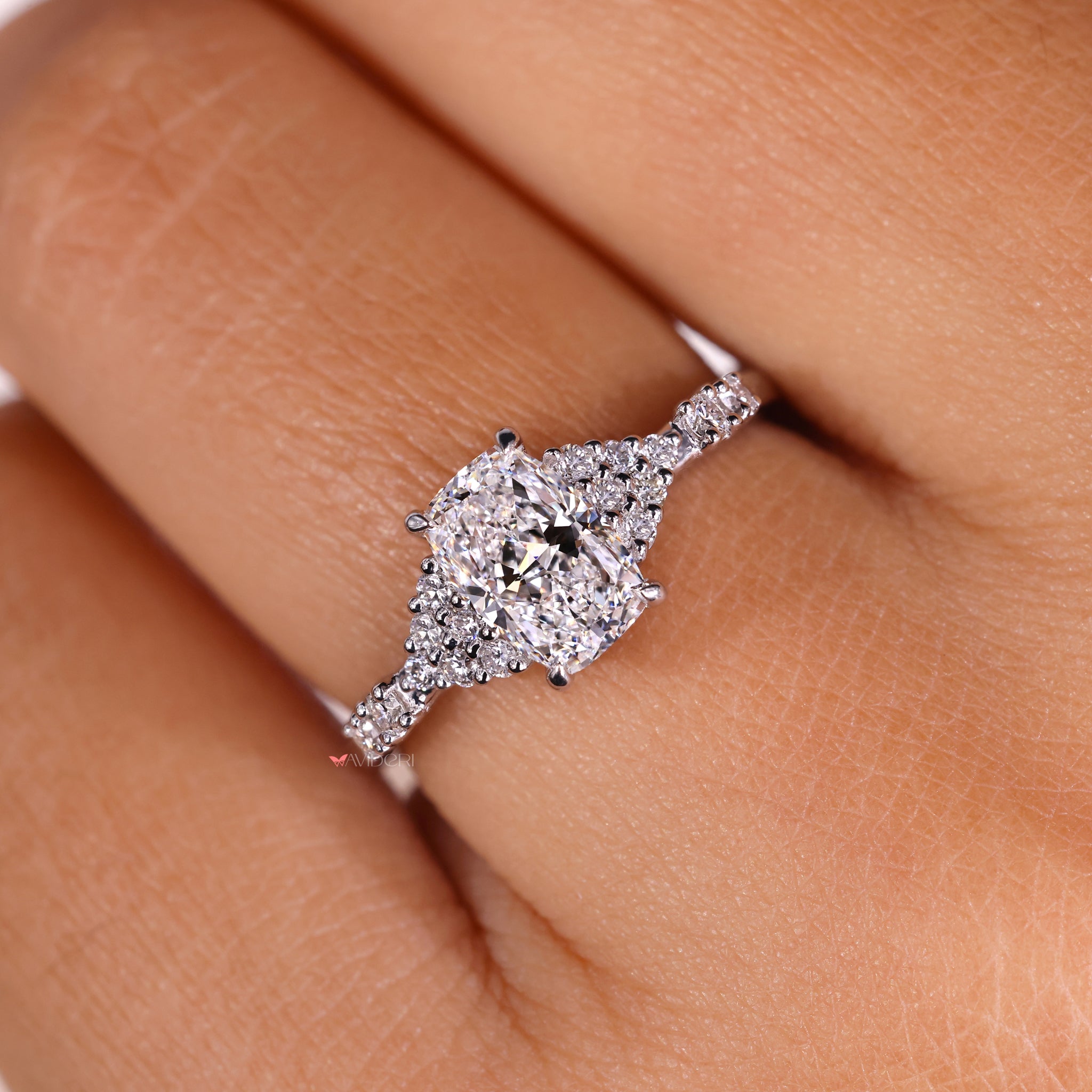 Beautiful round diamond ring designed for sophisticated charm and elegance.

