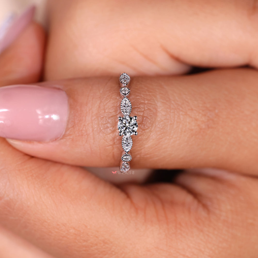 Timeless round cut ring designed to enhance your style effortlessly.
