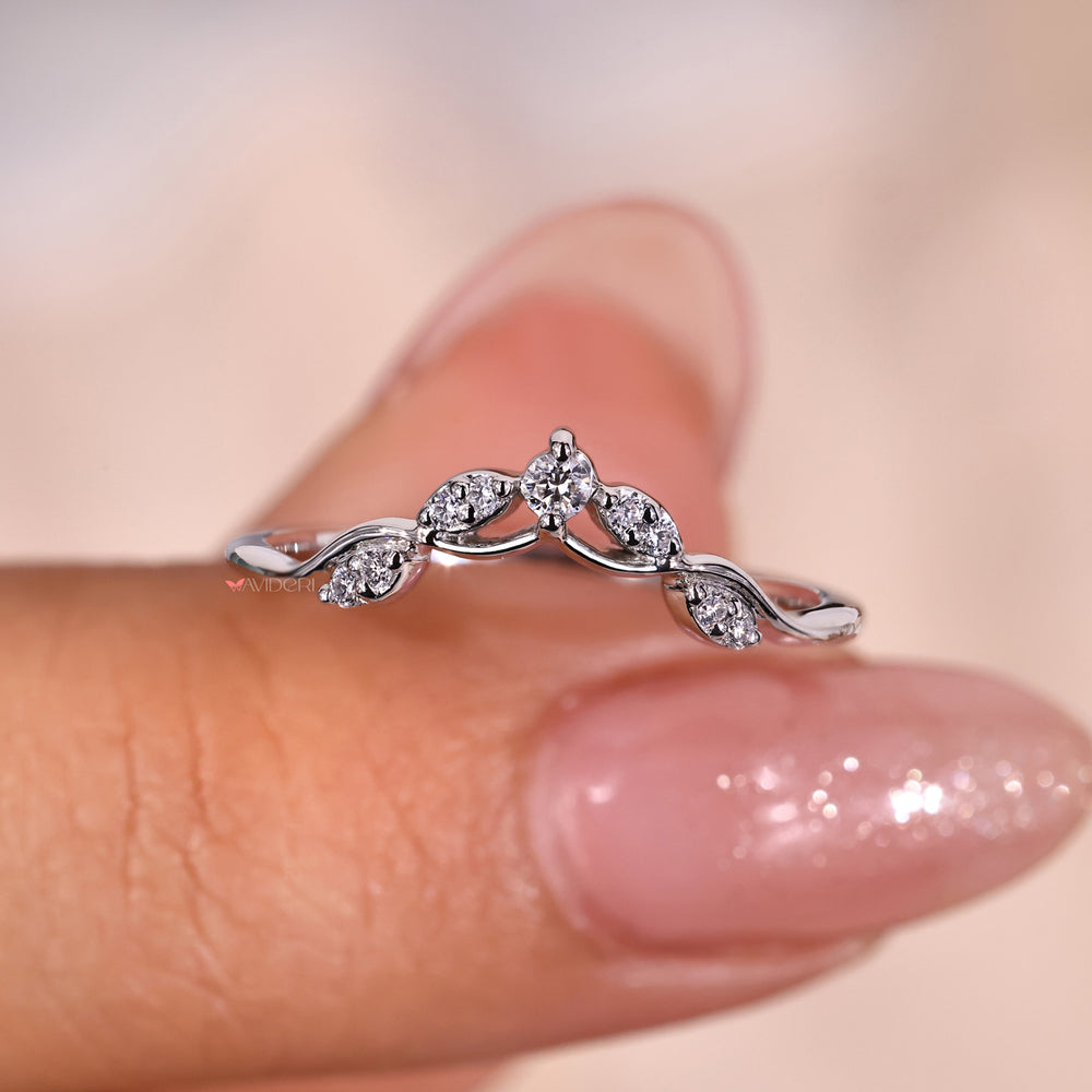 Leaf wedding ring featuring a handcrafted, unique leaf design.
