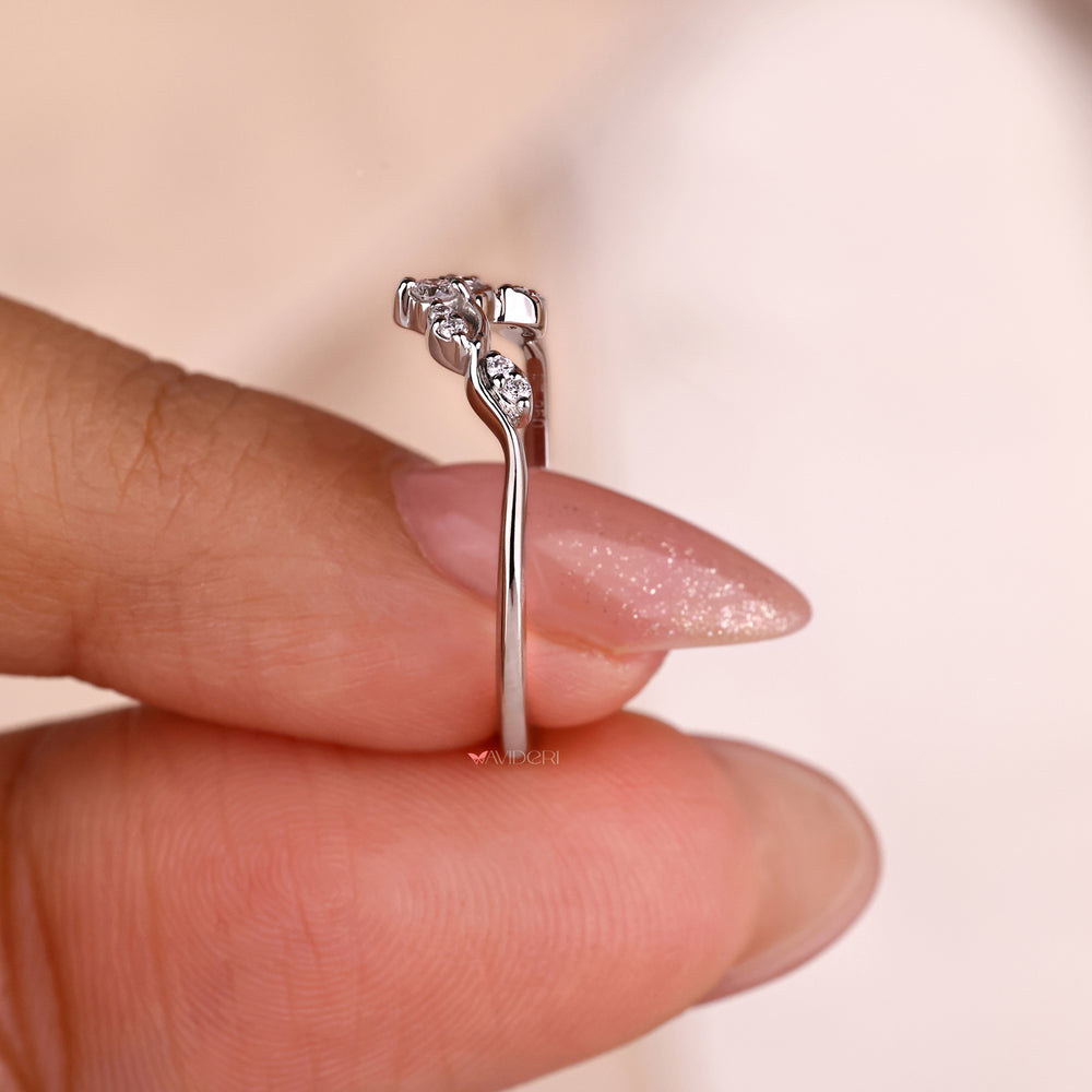 Round cut diamond engagement ring with a matching wedding band.
