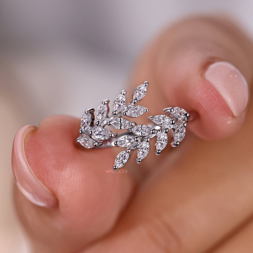 Beautiful white gold ring blending luxury and style.
