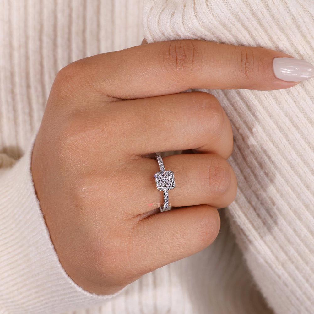 Four prong diamond ring featuring IGI-certified lab grown diamonds, ensuring sustainability and unmatched brilliance.
