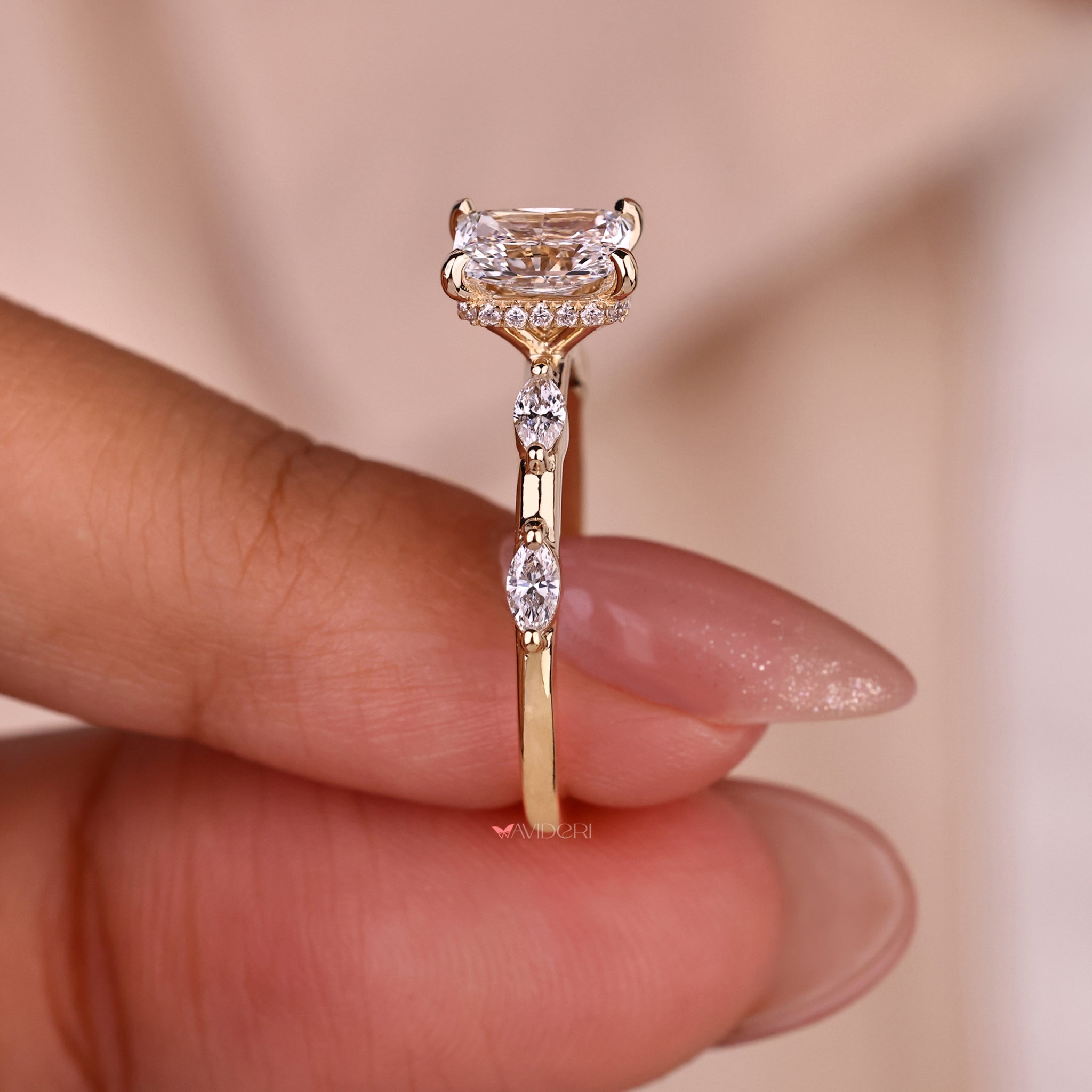 Round cut engagement ring featuring dazzling elegance for every occasion.
