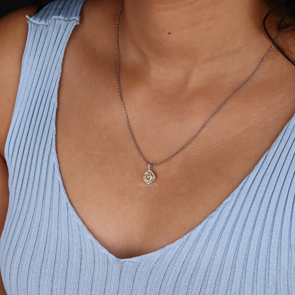 Avideri pendant offering fine craftsmanship and sophisticated design.