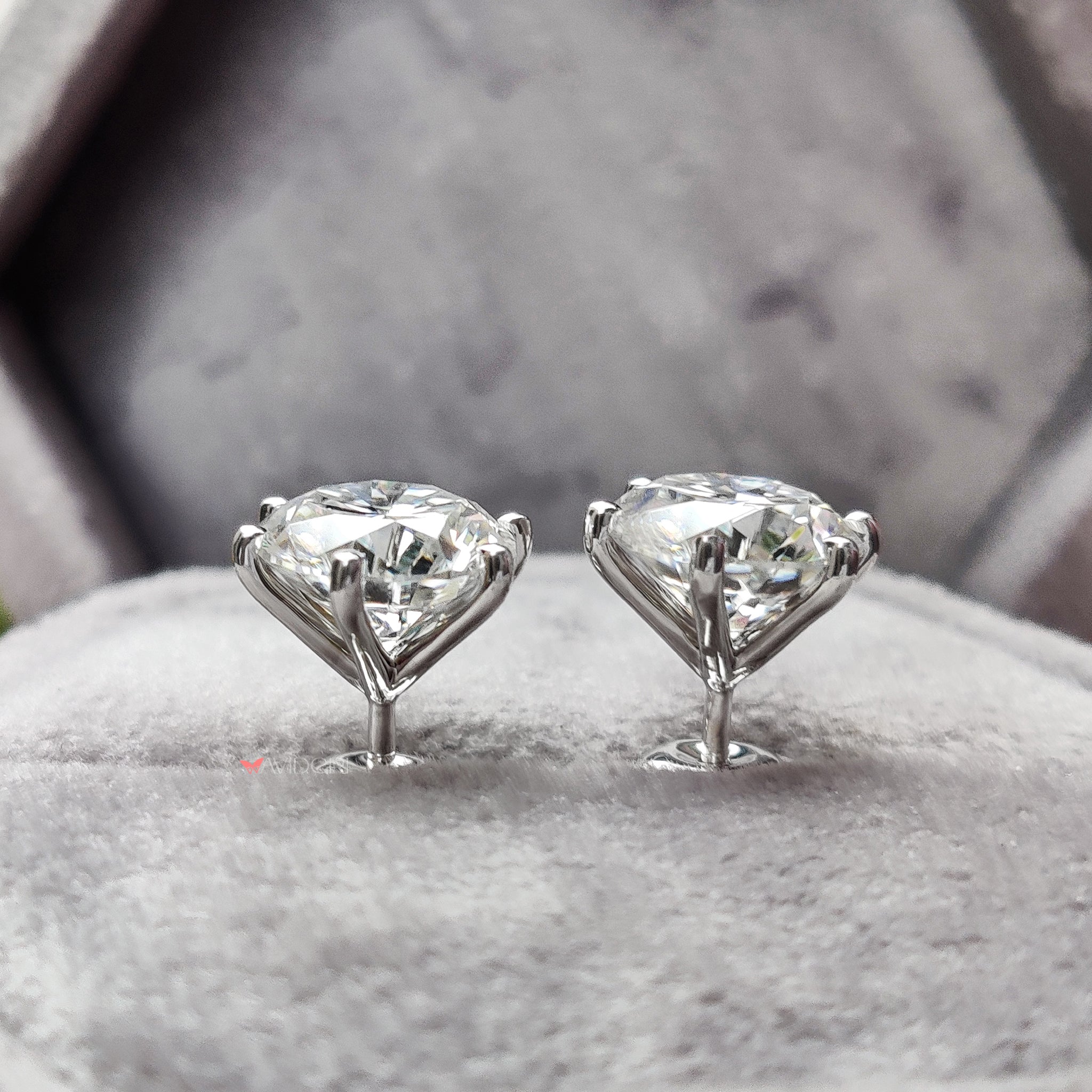 The Avideri earrings combine stylish design with high quality.
