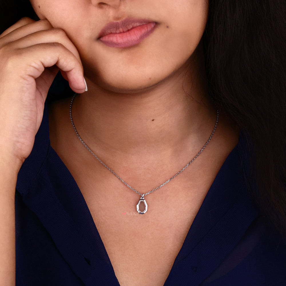 Pear portrait cut pendant, combining modern elegance with a timeless design for a standout piece.