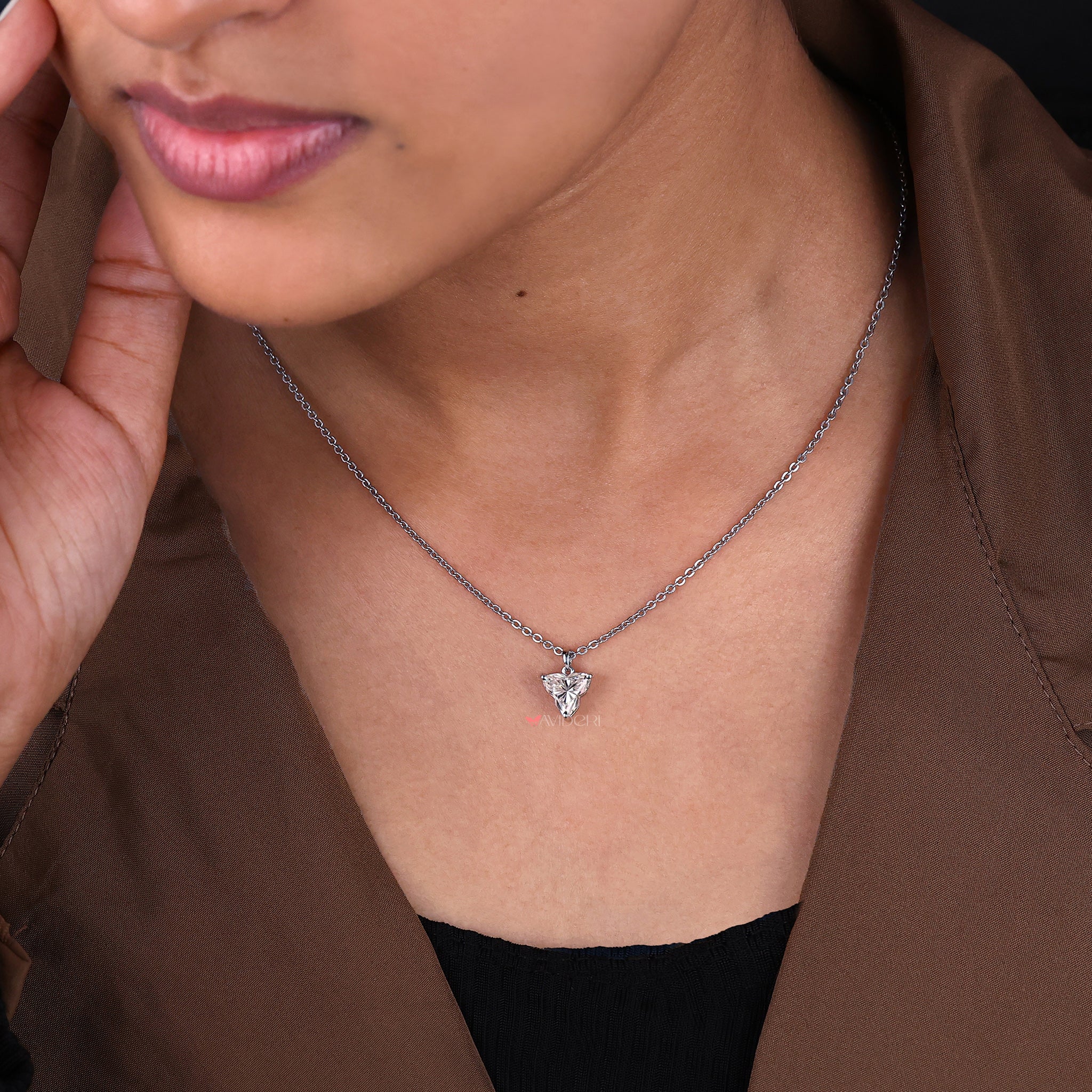 Three Prongs Setting pendant, offering a minimalist design with a secure and elegant setting.
