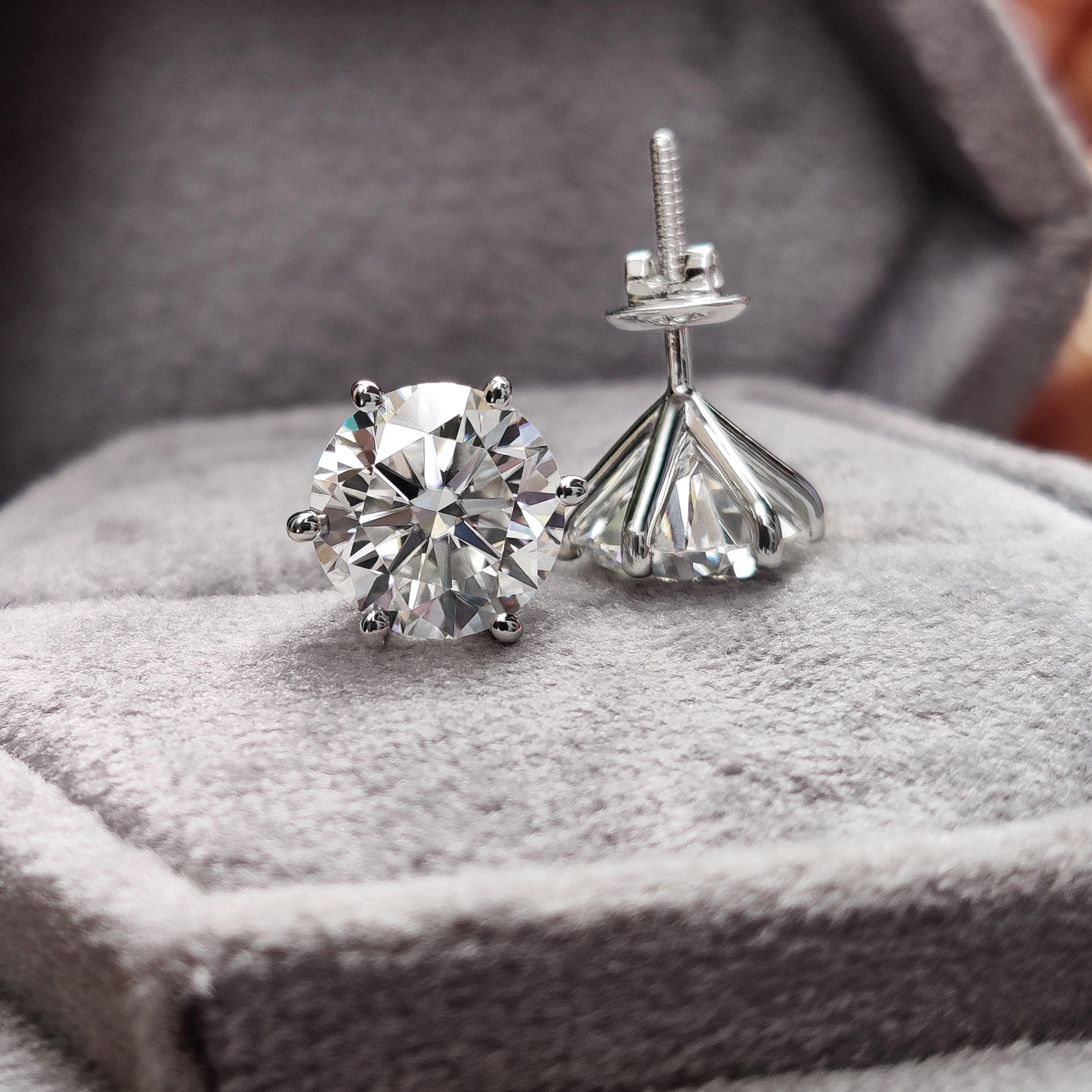 These round stud earrings offer a sleek and classic design.