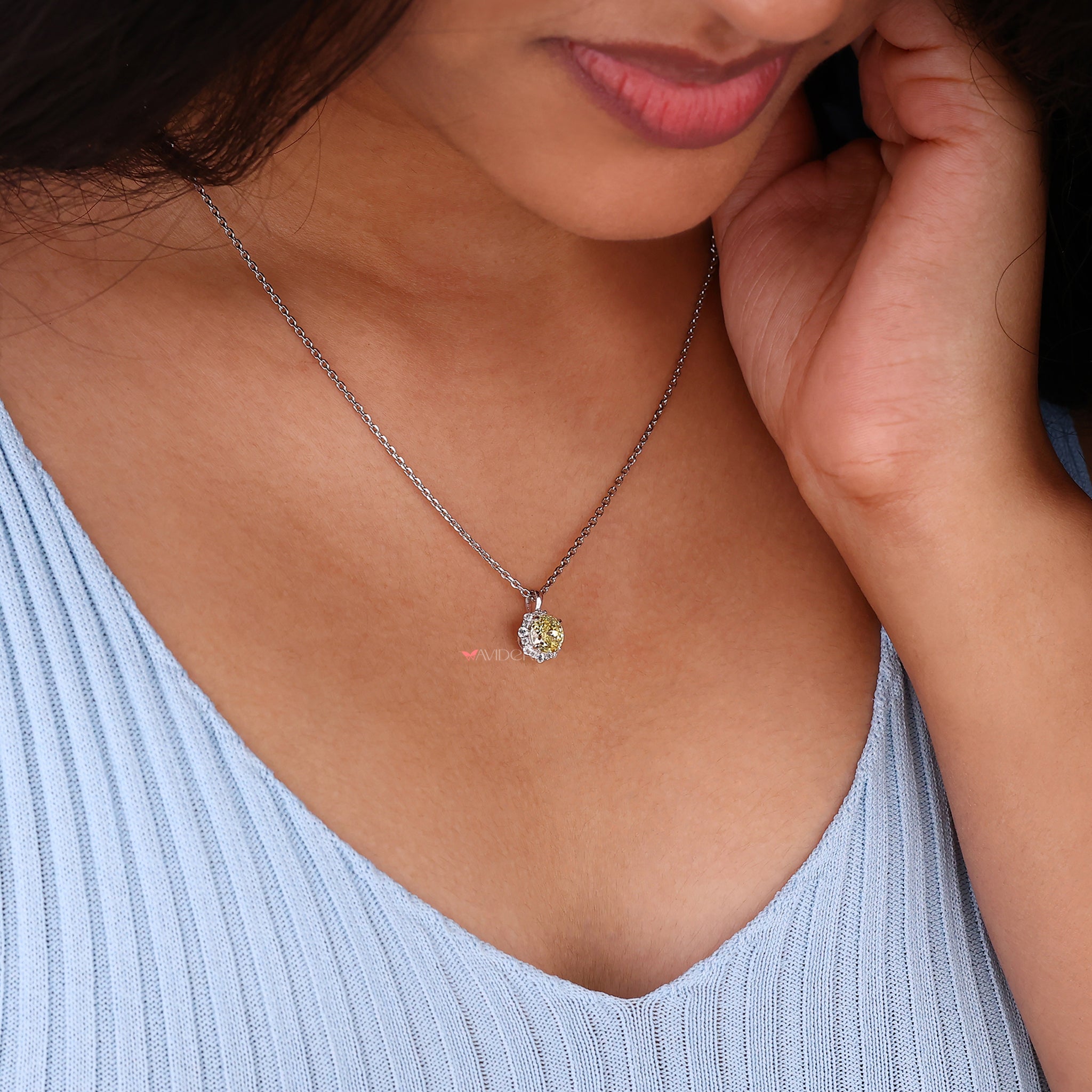 Round cut halo setting pendant with a classic and elegant look.