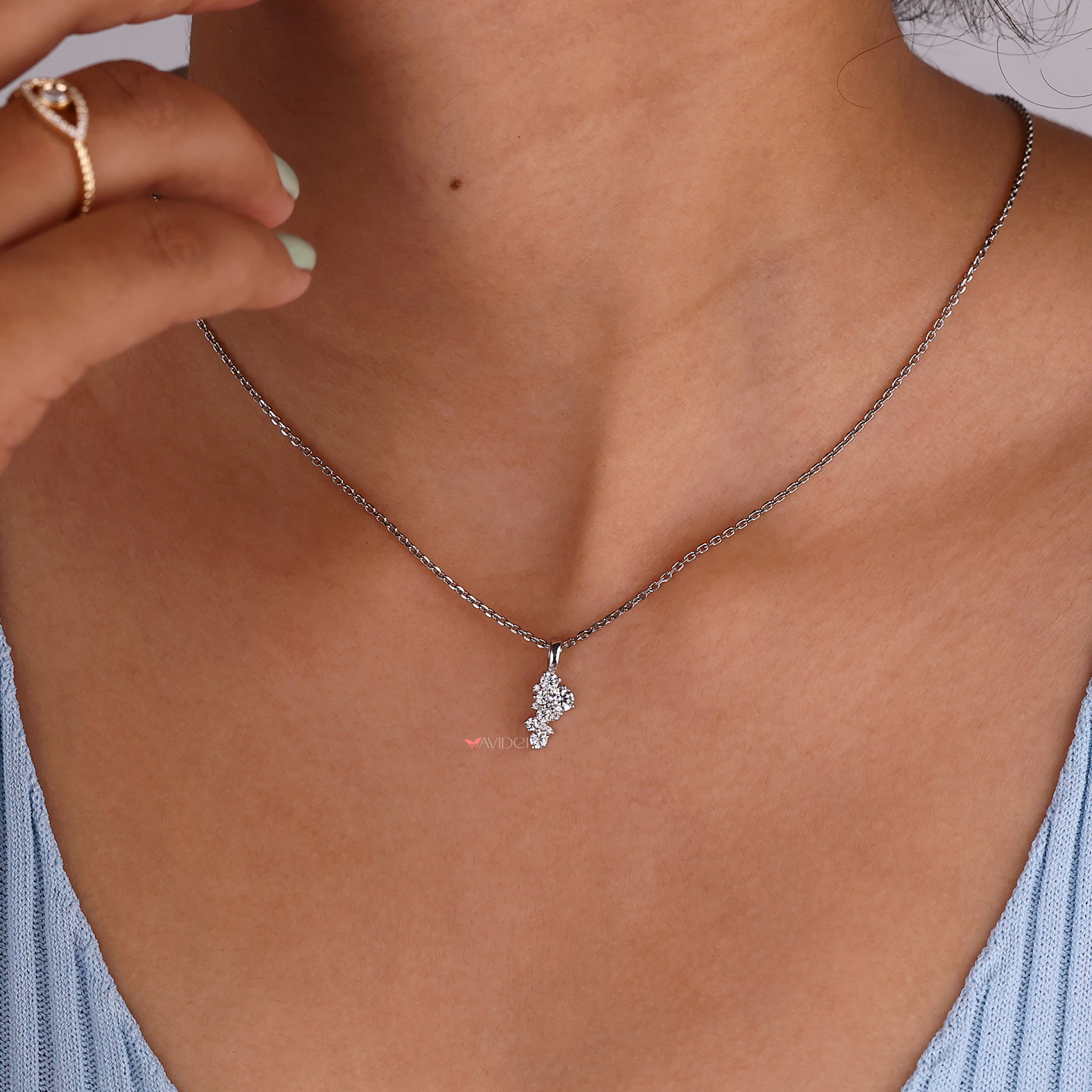 Avideri pendant with fine craftsmanship and elegant design.