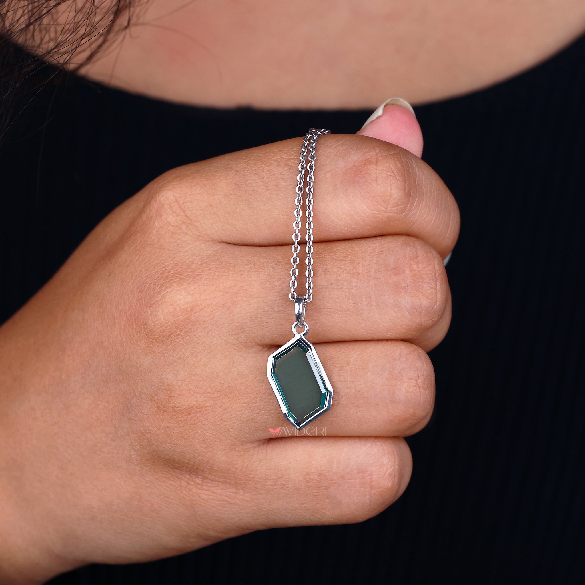 Avideri pendant with a modern look.