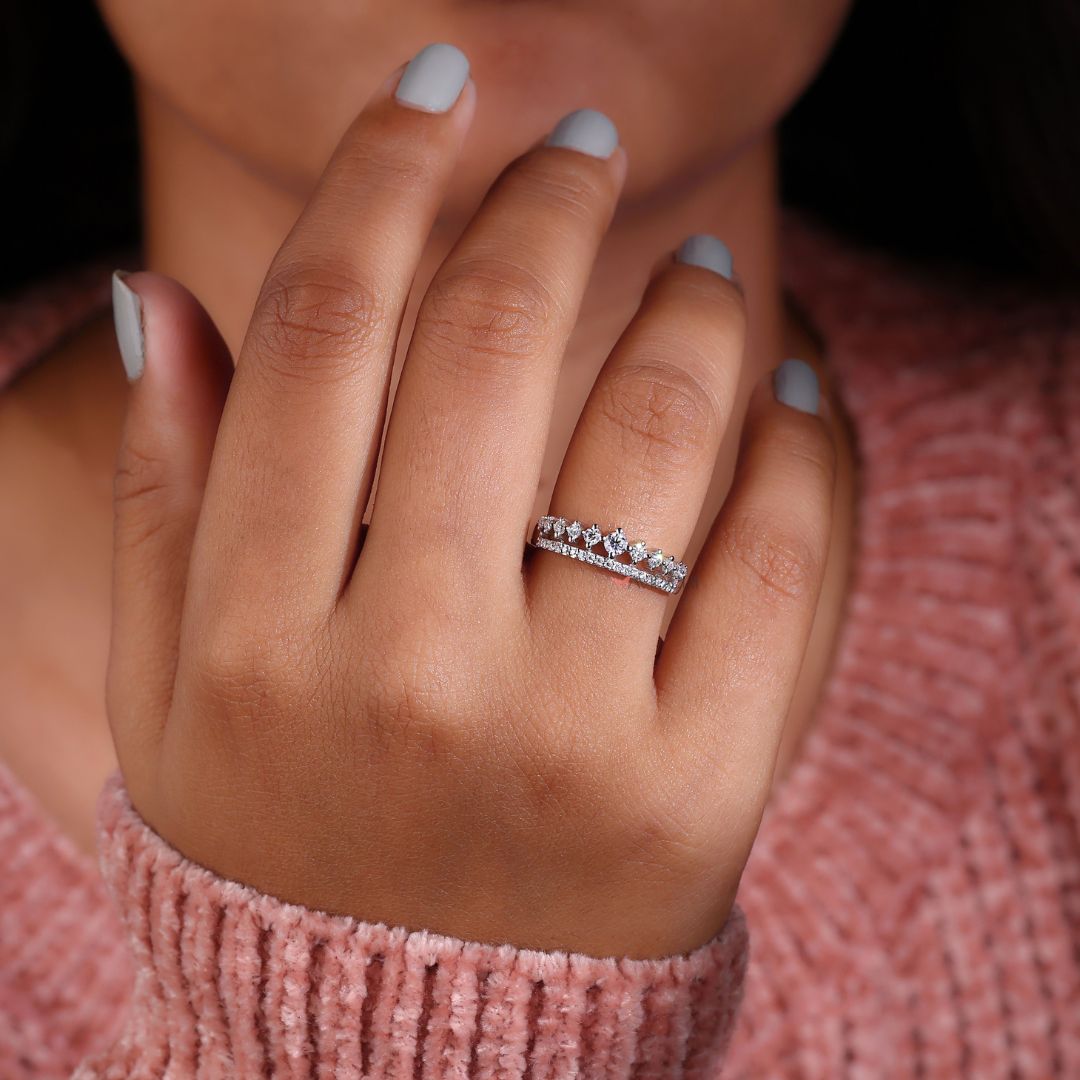 Band with diamond pave design for added brilliance.
