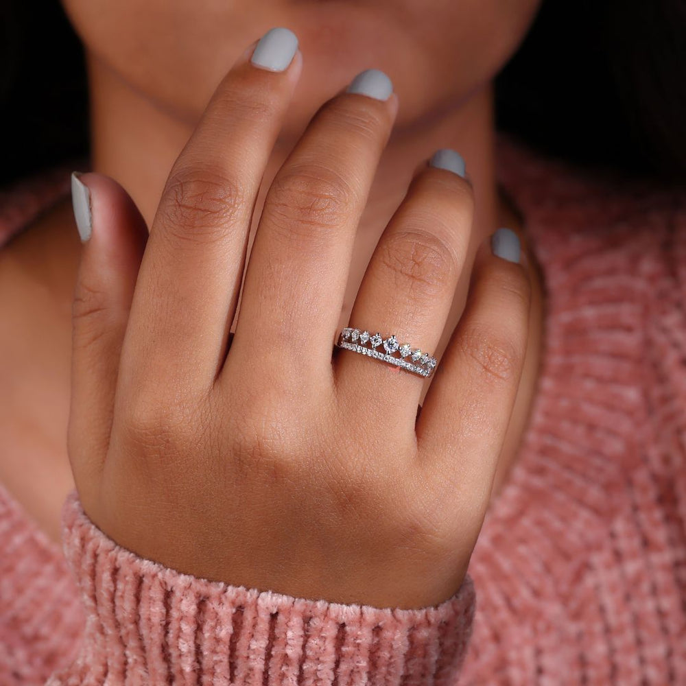 Band with diamond pave design for added brilliance.
