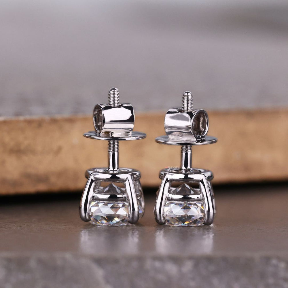 These white gold earrings offer a sleek, polished finish.