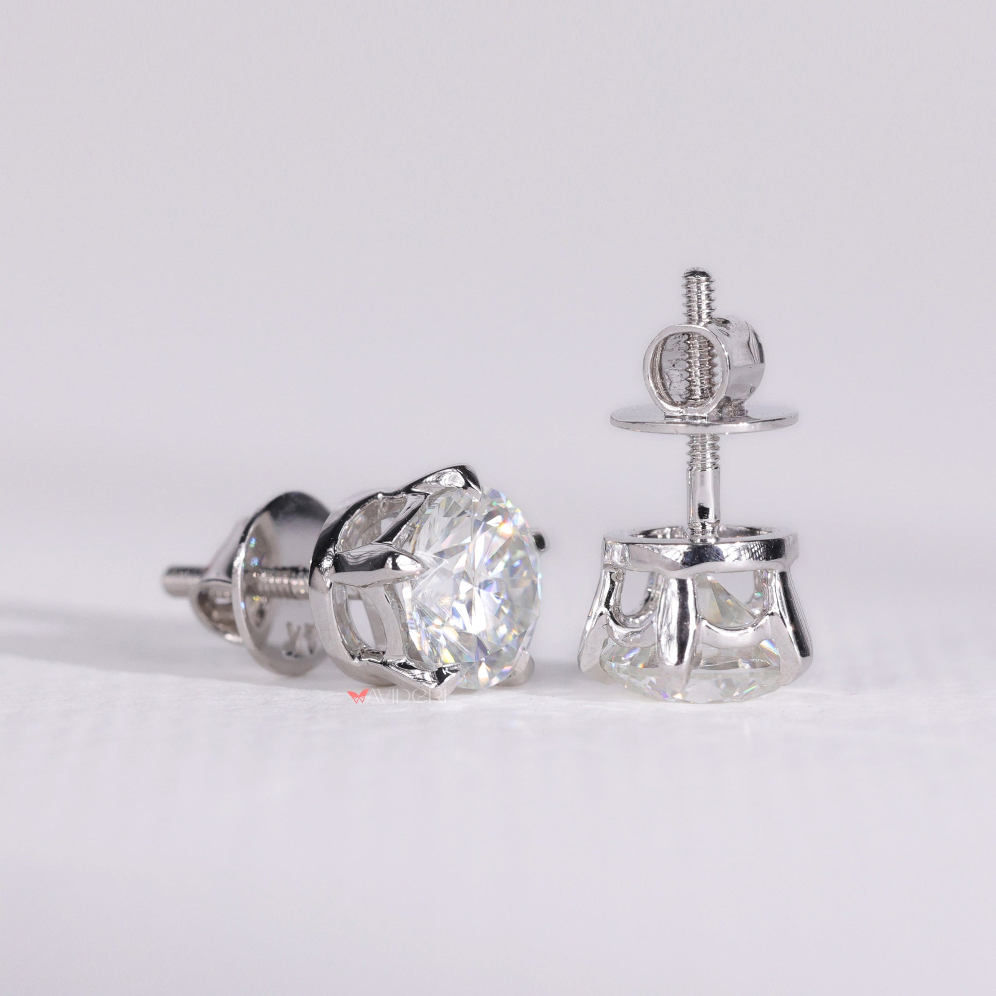 The Avideri earrings combine style and exceptional craftsmanship.