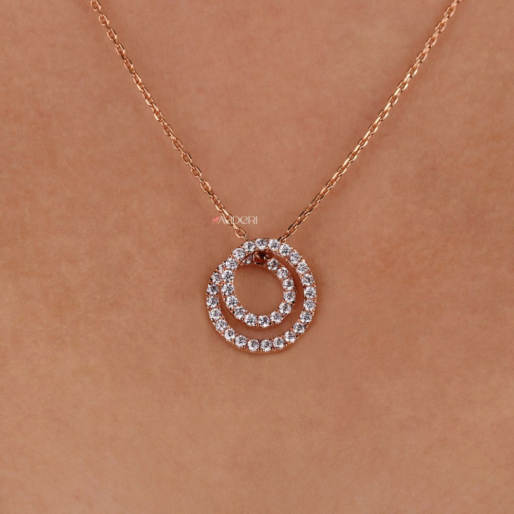 Round cut pendant with a brilliant shine.
