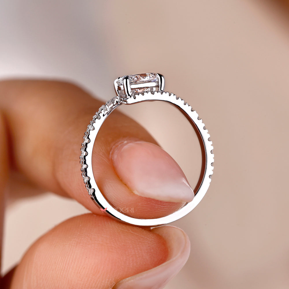 Stylish prong setting ring designed to highlight diamond brilliance.
