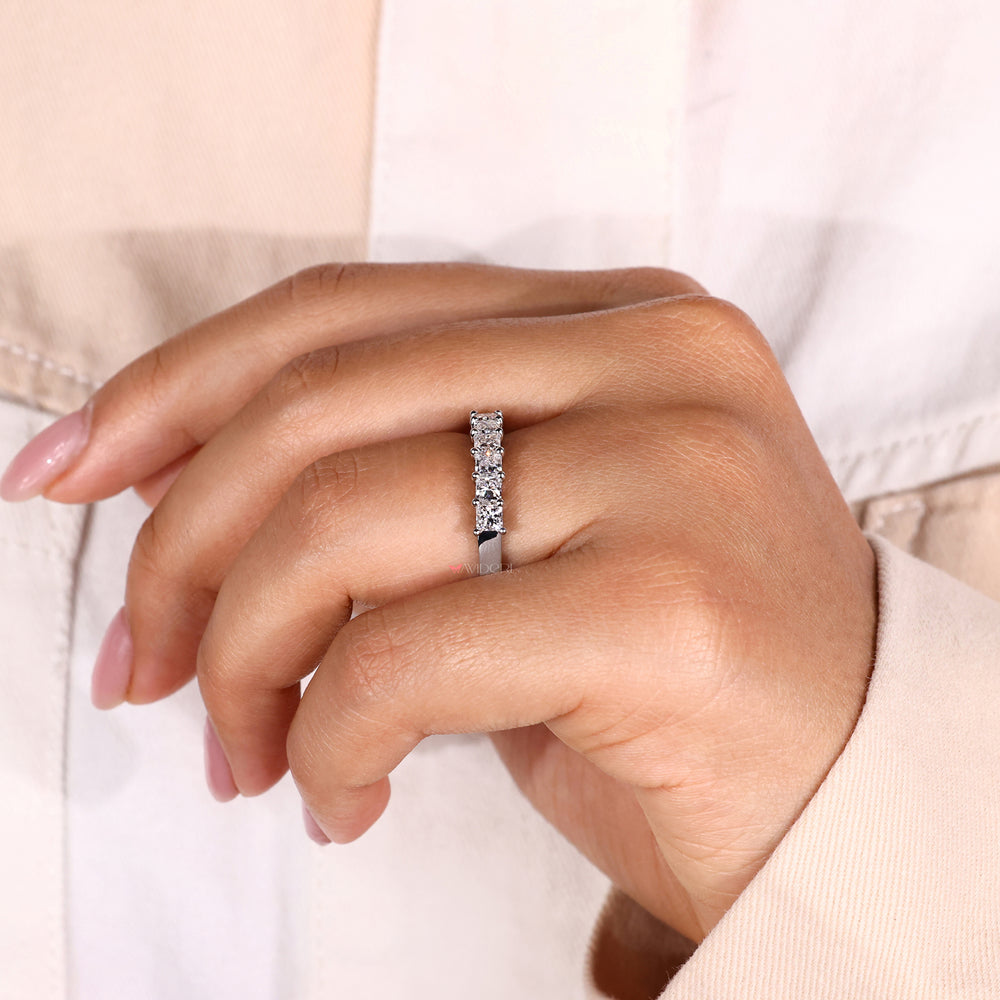 Beautiful princess cut diamond band ideal for couples looking for a classic and opulent look.

