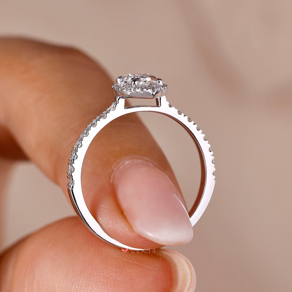 Sleek white gold ring blending modern style with classic sophistication.
