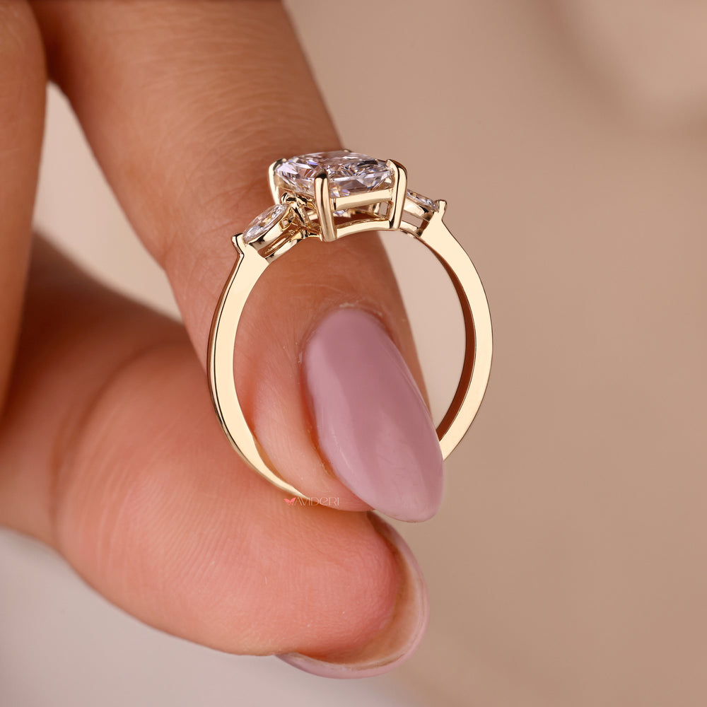Sophisticated yellow gold 3 stone ring symbolising love and unity with dazzling diamonds.
